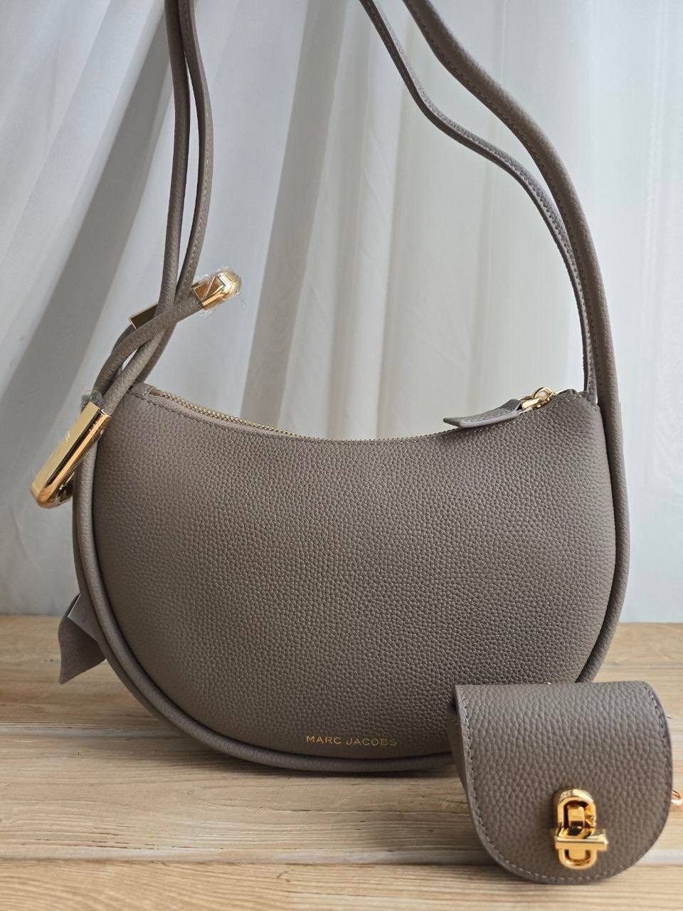 кожаная сумка-хобо whisper coccinelle,сумка coccinelle,сумка женская,coccinelle сумка на плечо priscilla,сумка coccinelle carrie темно-коричневая