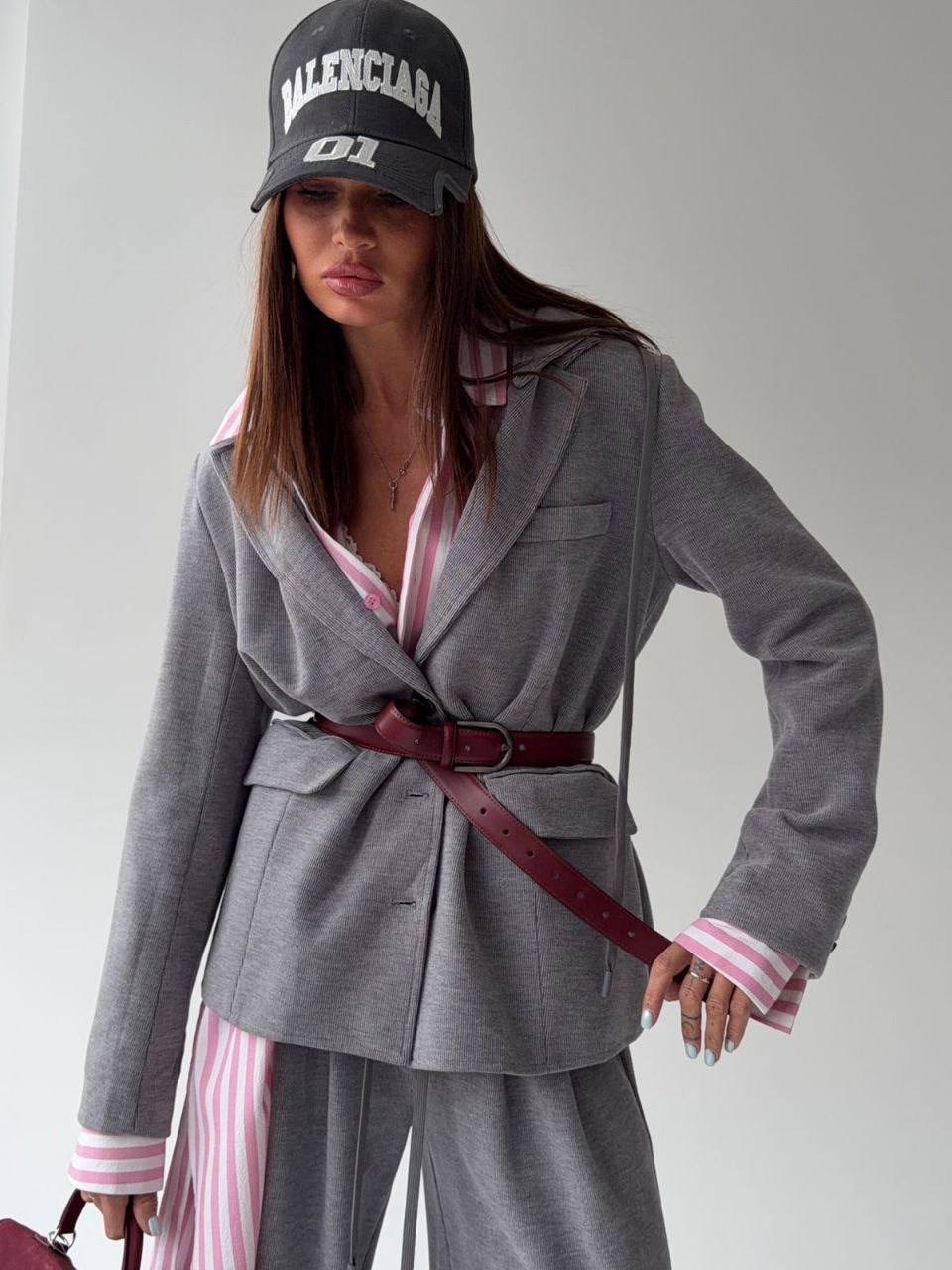 серый брючный костюм,брючный костюм,костюм стиль,брючный костюм женский