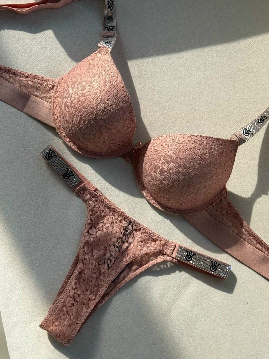 модели в нижнем белье,девушка,женское нижнее белье,бюстгальтер,девушки снимают с себя белье