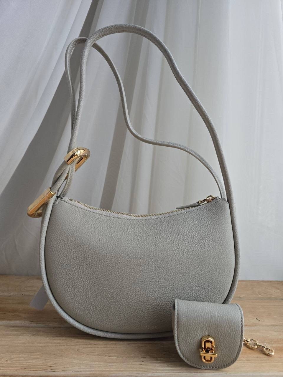 кожаная сумка-хобо whisper coccinelle,сумка coccinelle,сумка женская,coccinelle сумка на плечо priscilla,сумка coccinelle carrie темно-коричневая