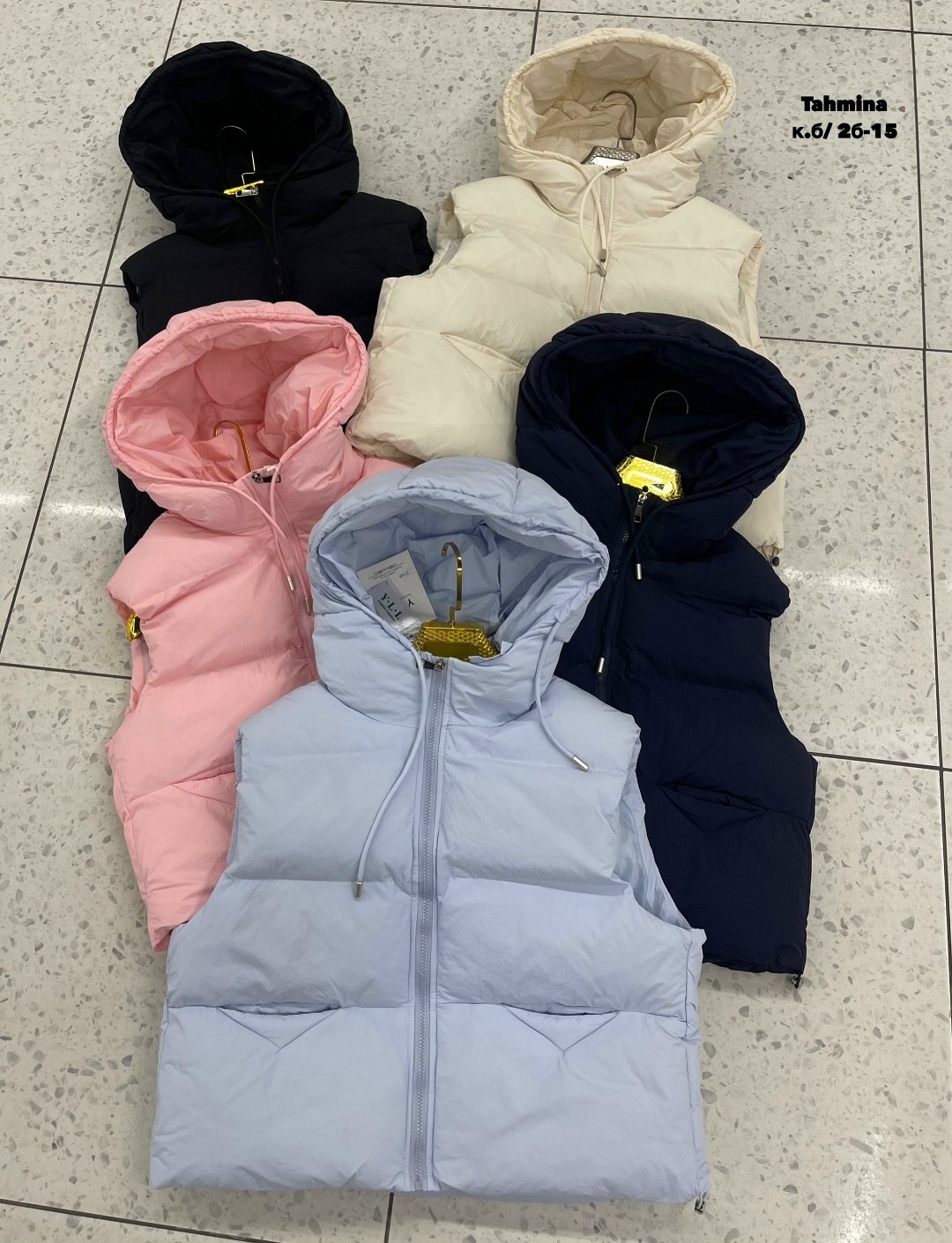 жилет женский дутый с капюшоном,жилет с капюшоном,женский жилет с капюшоном,женские жилетки,теплый жилет