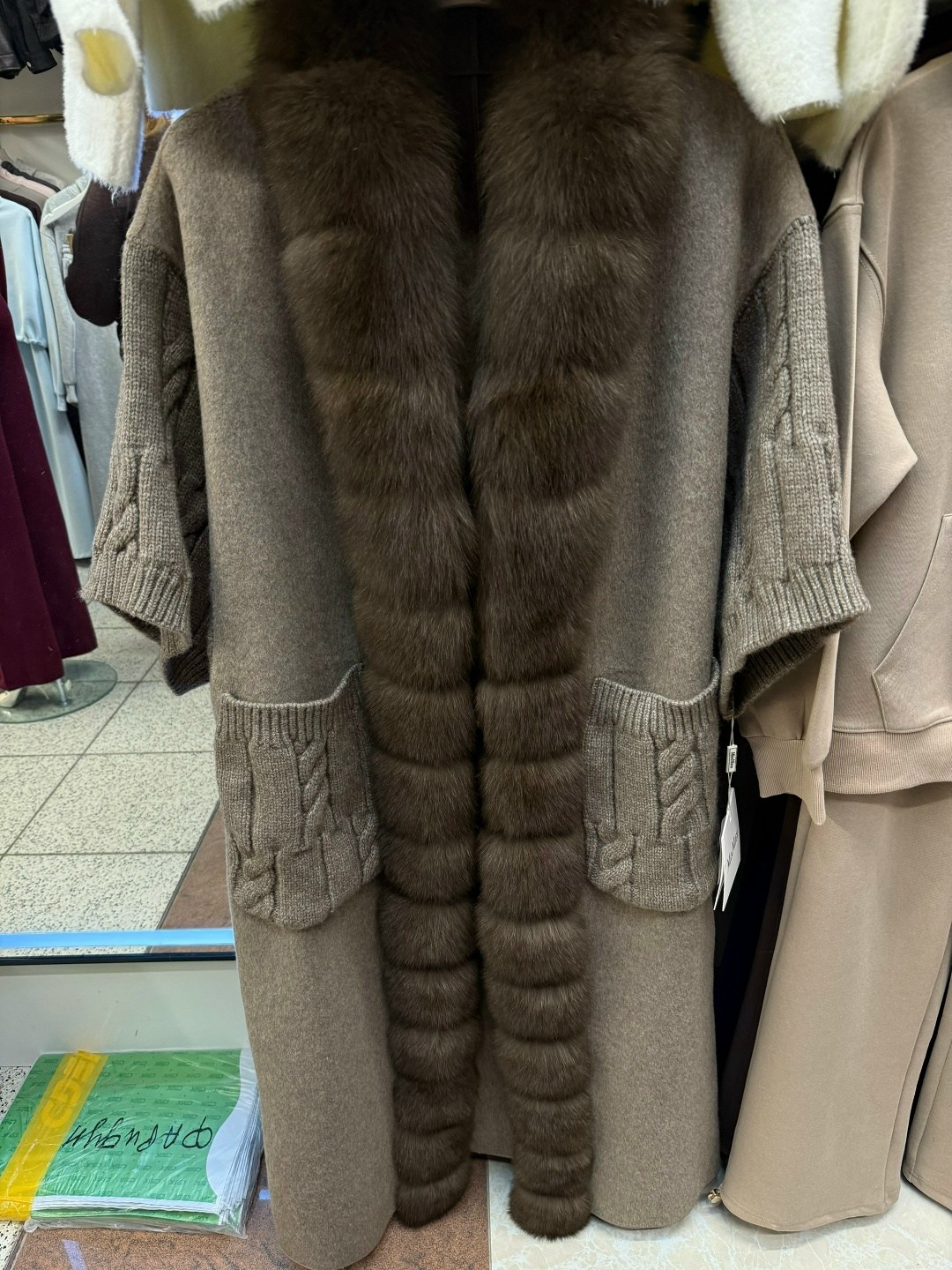 пальто из итальянского кашемира с мехом соболя,утепленное кашемировое пальто с мехом соболя,пальто из итальянского кашемира с мехом соболя yana kraft brand,пальто с соболем,кашемировое пальто с мехом