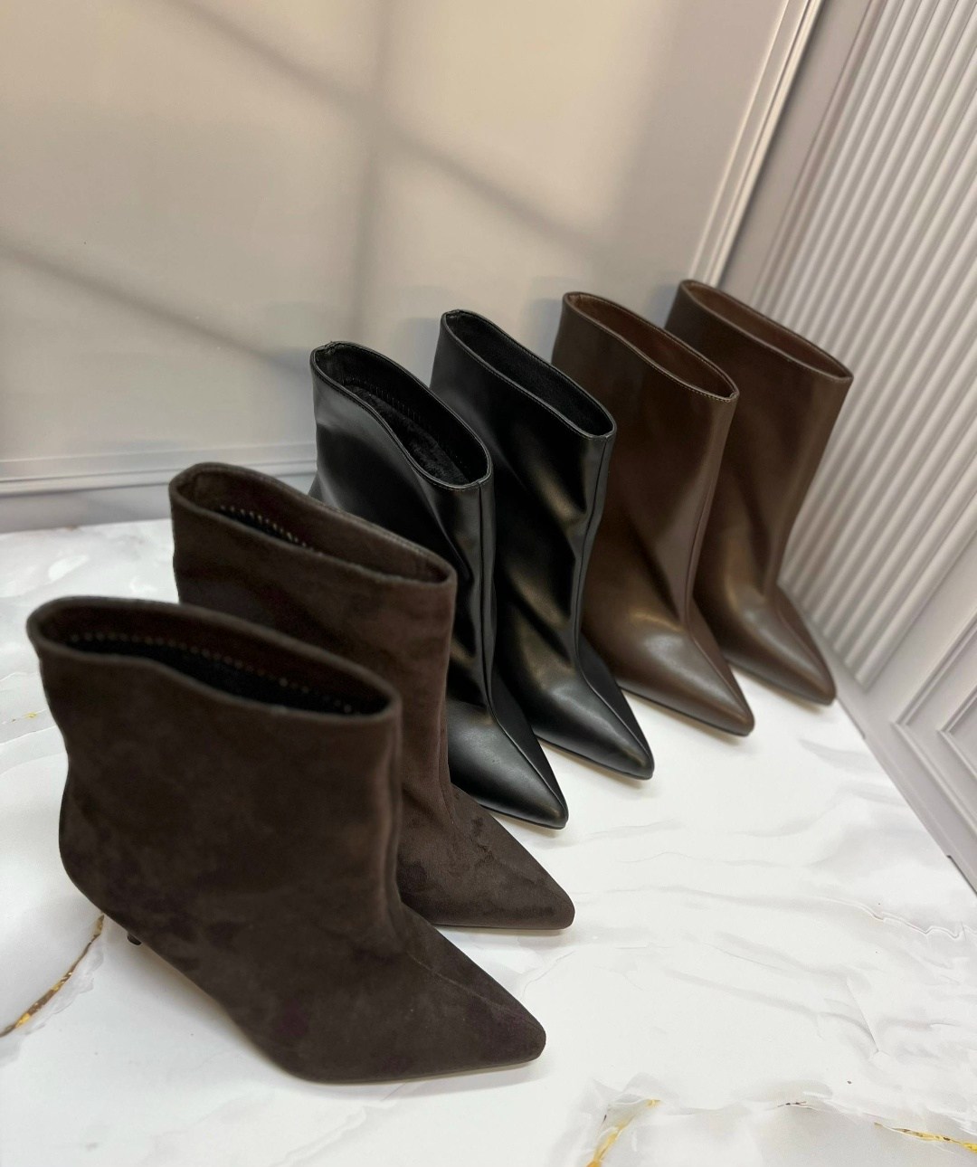 ботильоны замшевые,женские ботильоны,замшевые женские ботильоны с острым носком на,остроносые женские ботильоны из замши,ботильоны