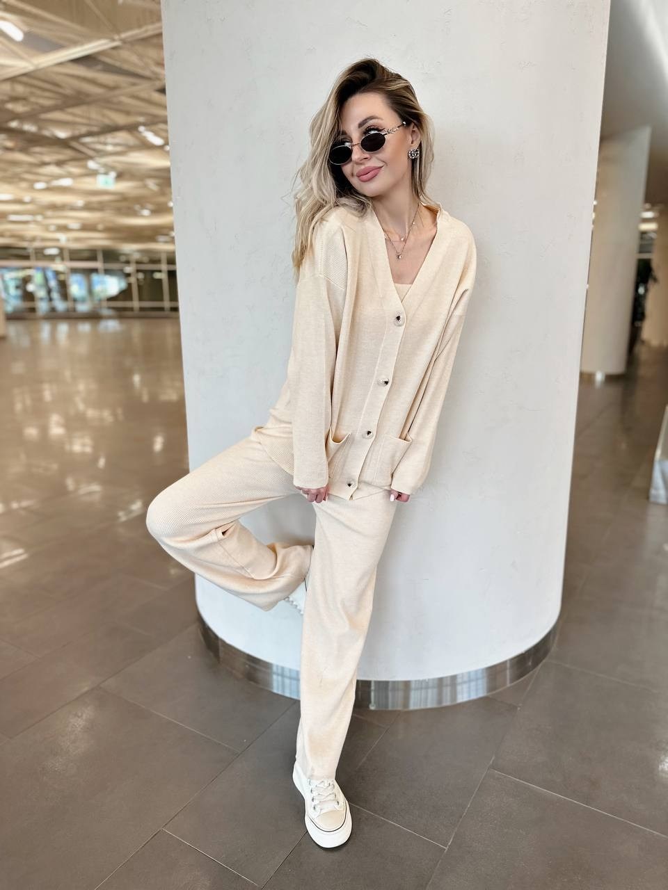 костюм брючный тройка,женский брючный костюм тройка,костюм бежевый,костюм с кардиганом,костюм молочный