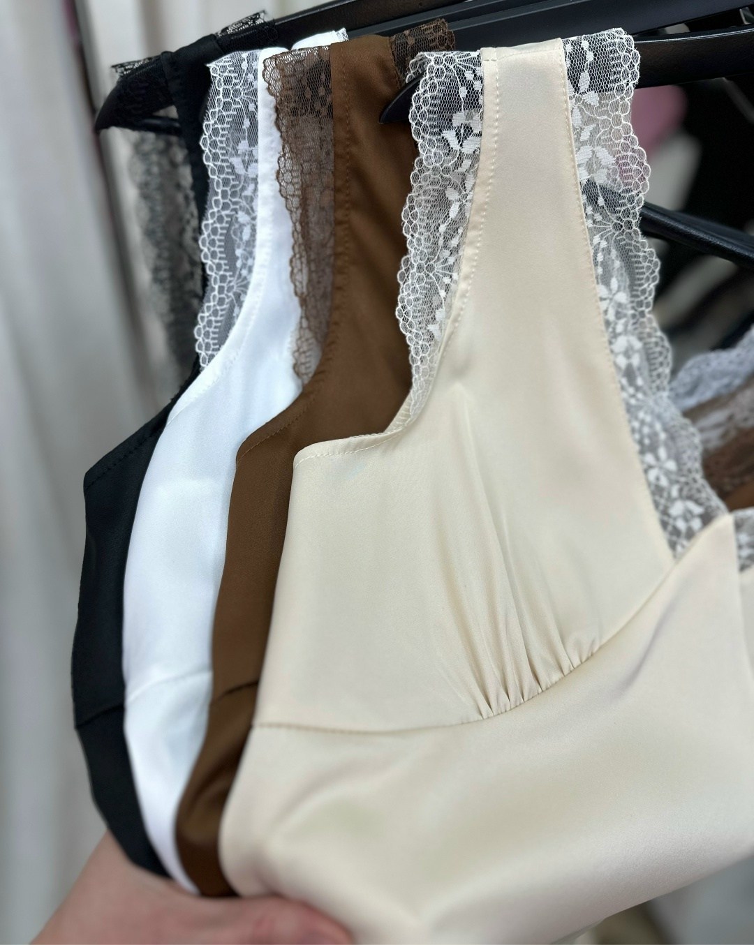 шелковый топ,майка с кружевами,топ с кружевом,шелковый топ с кружевом,топ атласный с кружевом