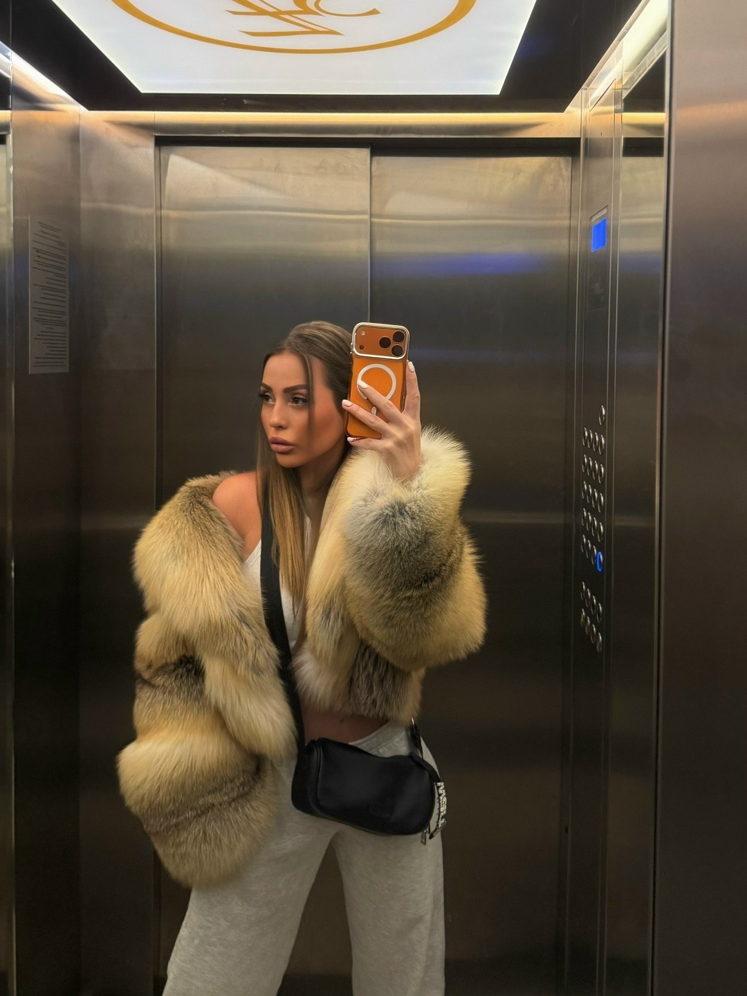 шуба из лисы,шуба из меха лисы,шуба из натурального меха,короткая шуба из лисы,fox fur coat