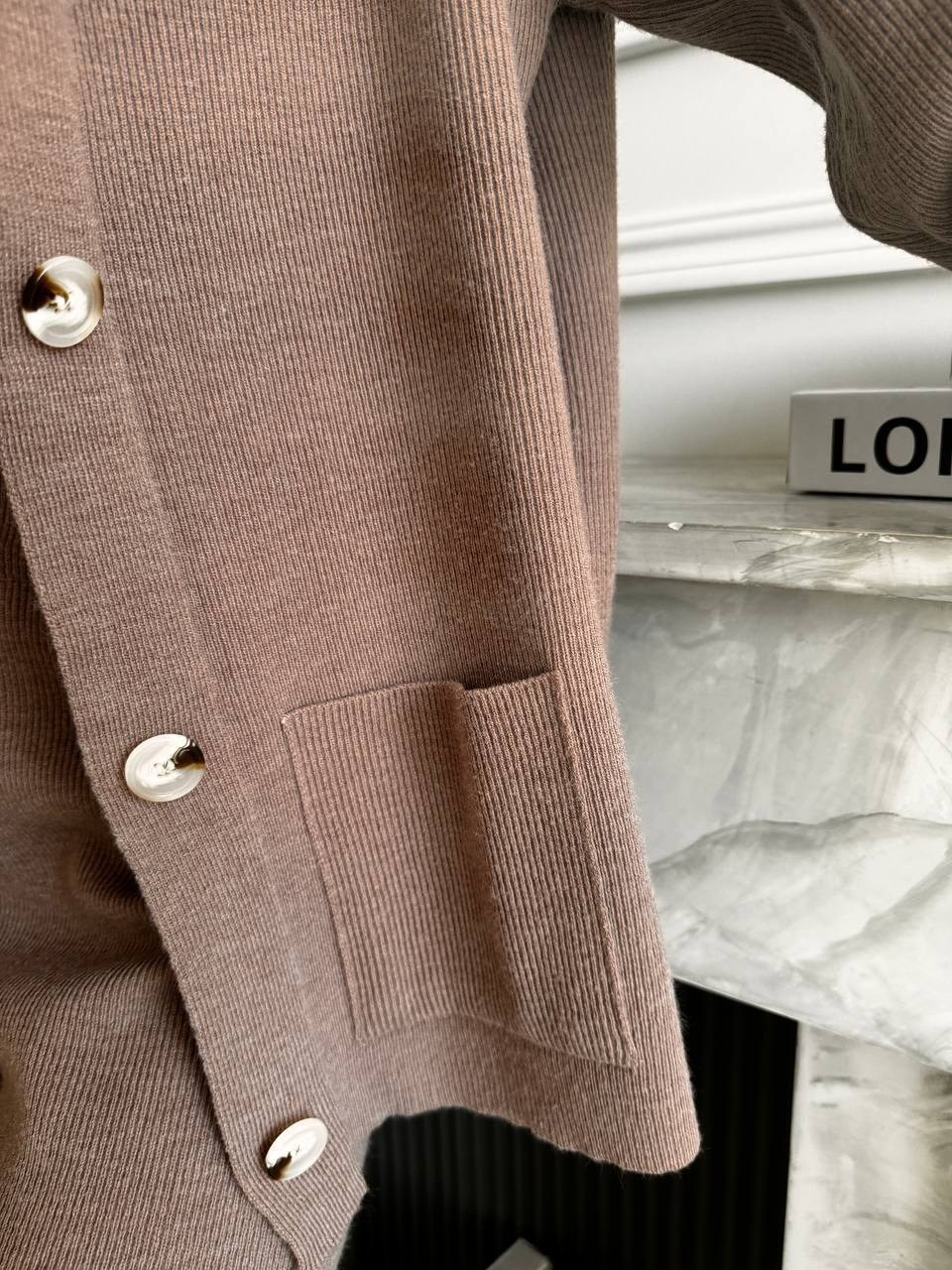 костюм брючный тройка,женский брючный костюм тройка,костюм бежевый,костюм с кардиганом,костюм молочный