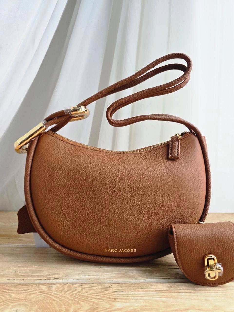 кожаная сумка-хобо whisper coccinelle,сумка coccinelle,сумка женская,coccinelle сумка на плечо priscilla,сумка coccinelle carrie темно-коричневая