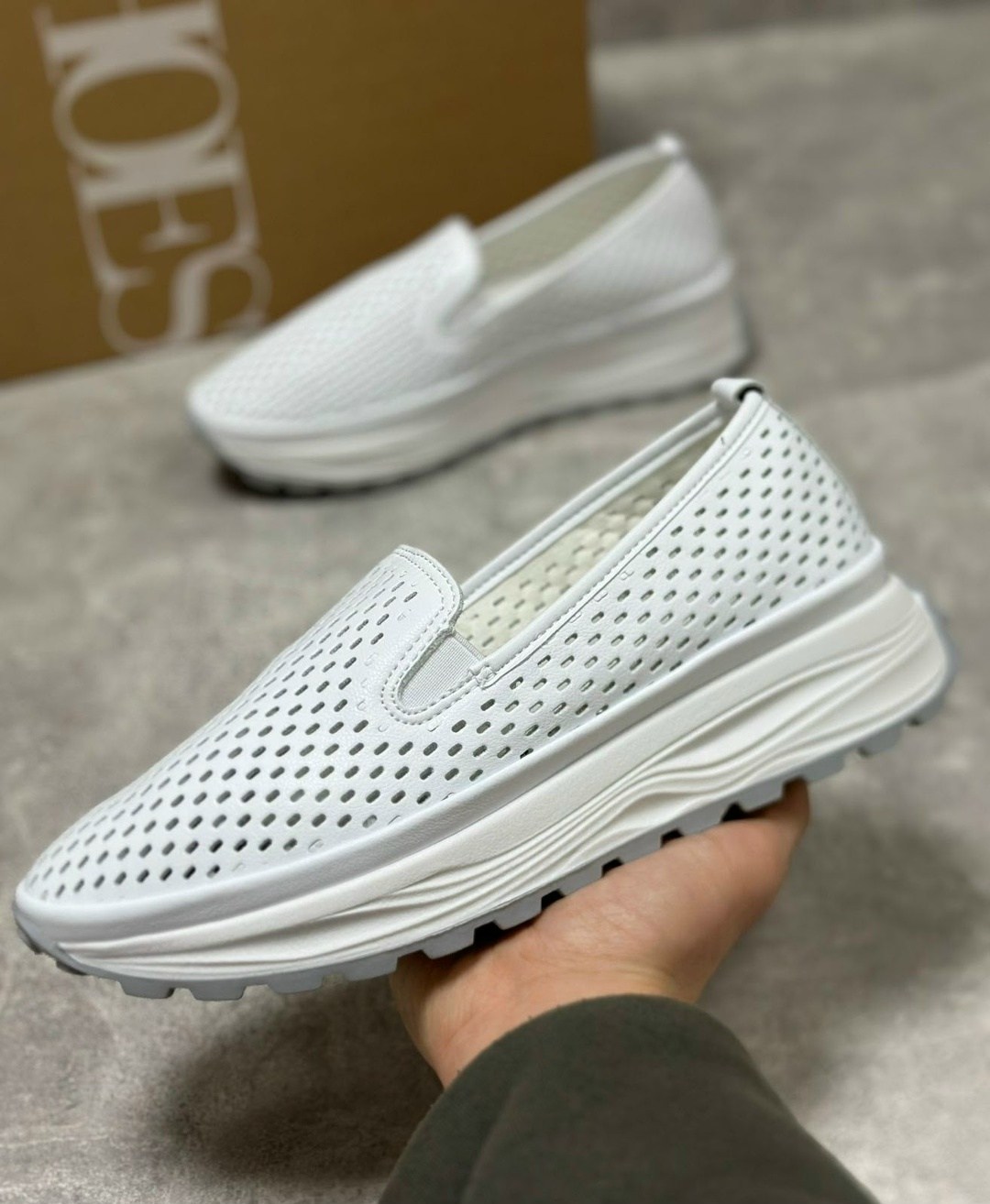 перфорированные слипоны,слипоны женские,слипоны с перфорацией,слипоны белые,