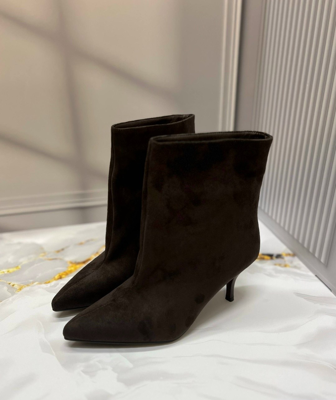 ботильоны замшевые,женские ботильоны,замшевые женские ботильоны с острым носком на,остроносые женские ботильоны из замши,ботильоны