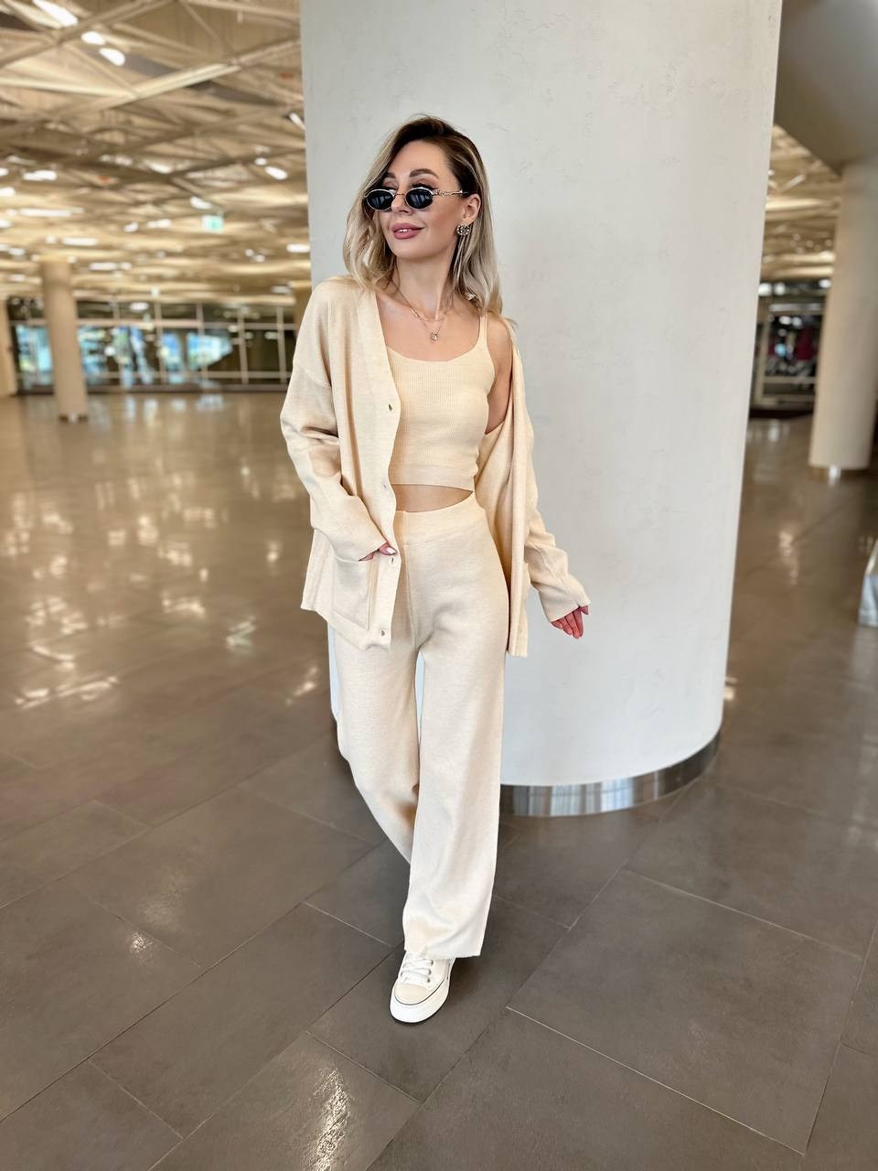 костюм брючный тройка,женский брючный костюм тройка,костюм бежевый,костюм с кардиганом,костюм молочный