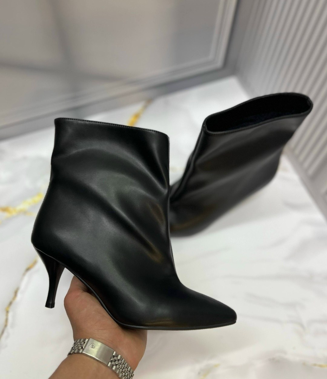 ботильоны замшевые,женские ботильоны,замшевые женские ботильоны с острым носком на,остроносые женские ботильоны из замши,ботильоны