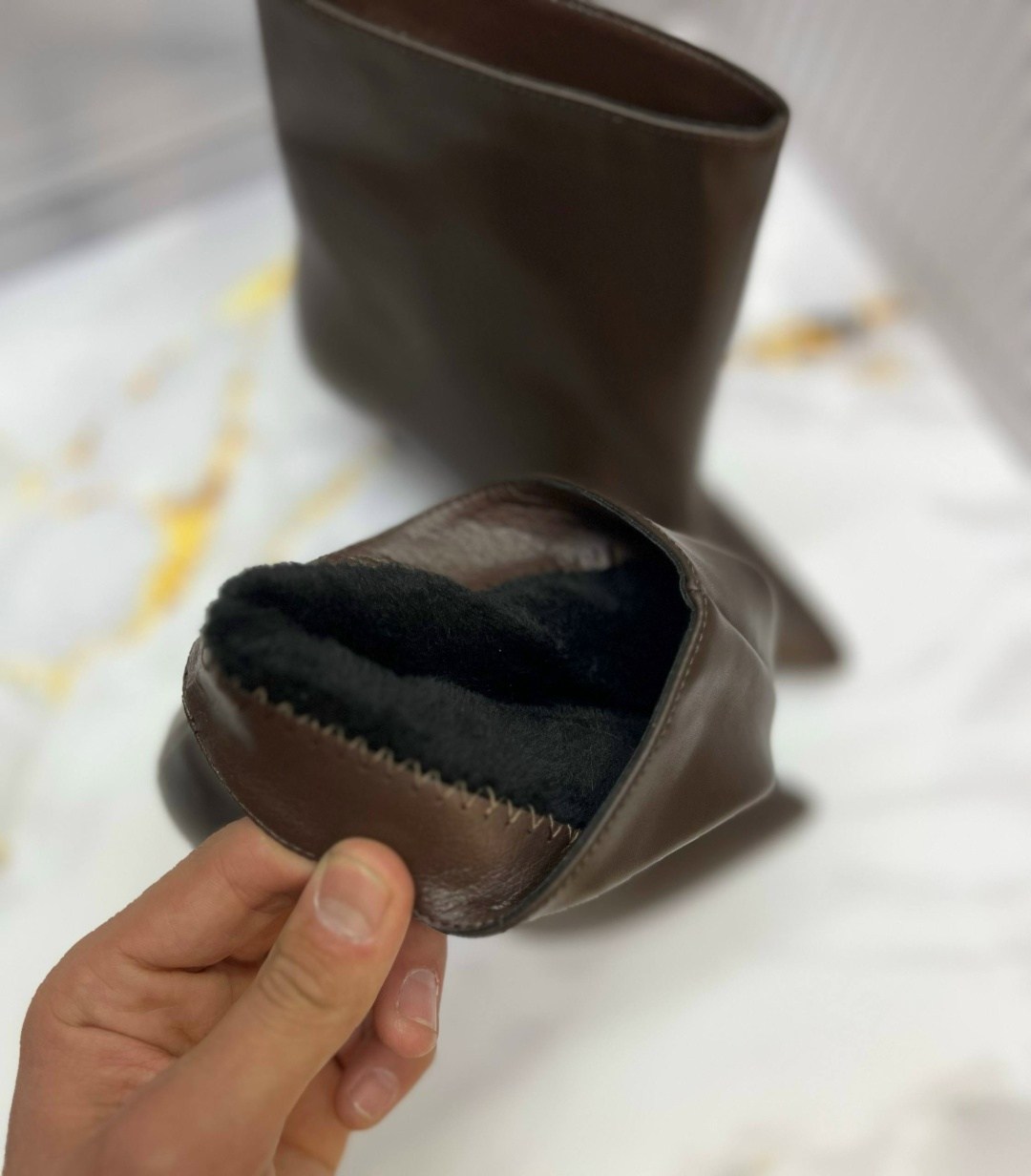 ботильоны замшевые,женские ботильоны,замшевые женские ботильоны с острым носком на,остроносые женские ботильоны из замши,ботильоны