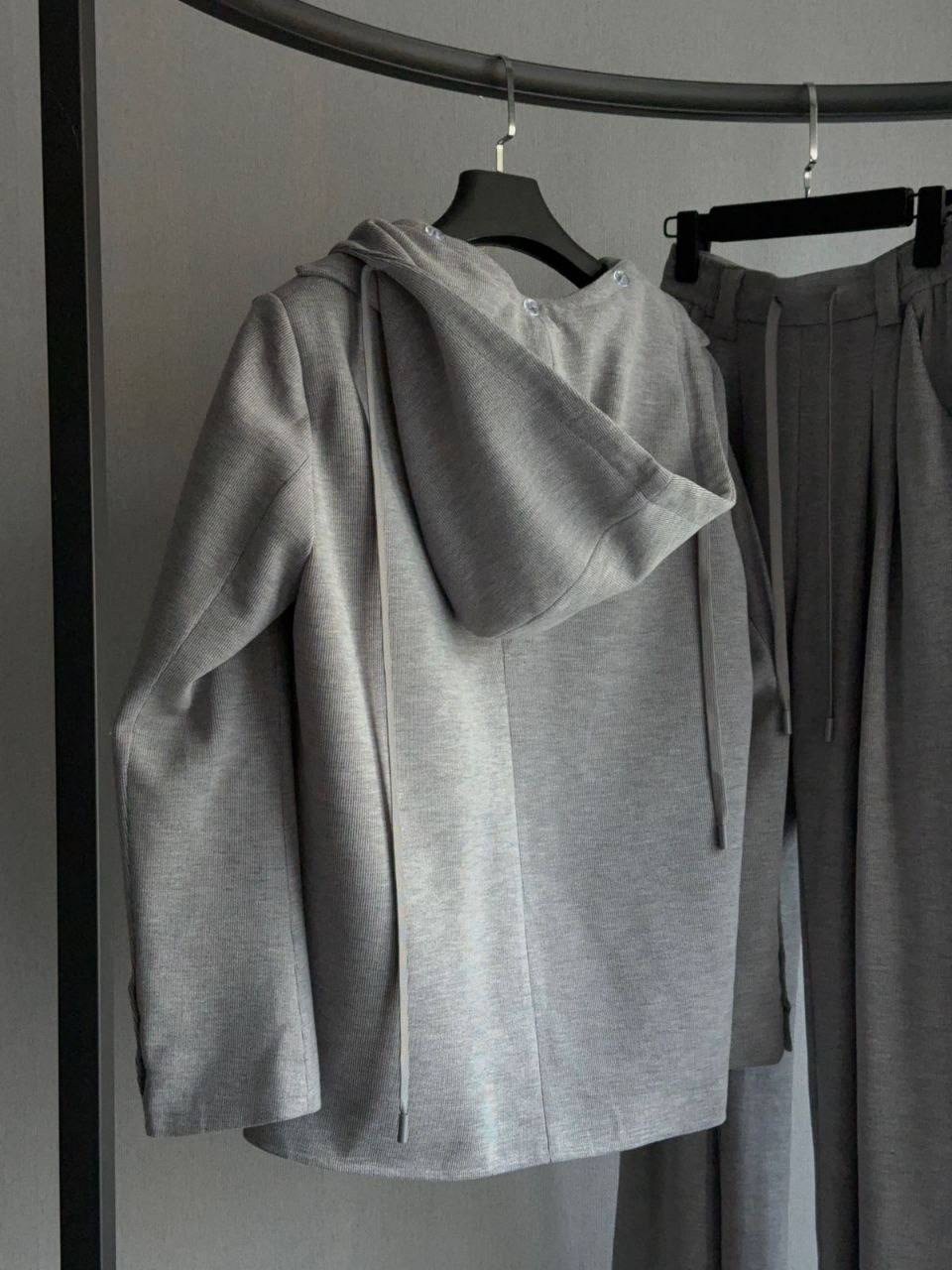 серый брючный костюм,брючный костюм,костюм стиль,брючный костюм женский