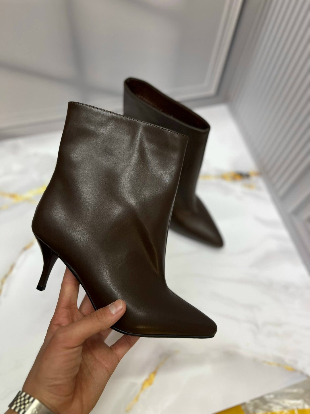 ботильоны замшевые,женские ботильоны,замшевые женские ботильоны с острым носком на,остроносые женские ботильоны из замши,ботильоны