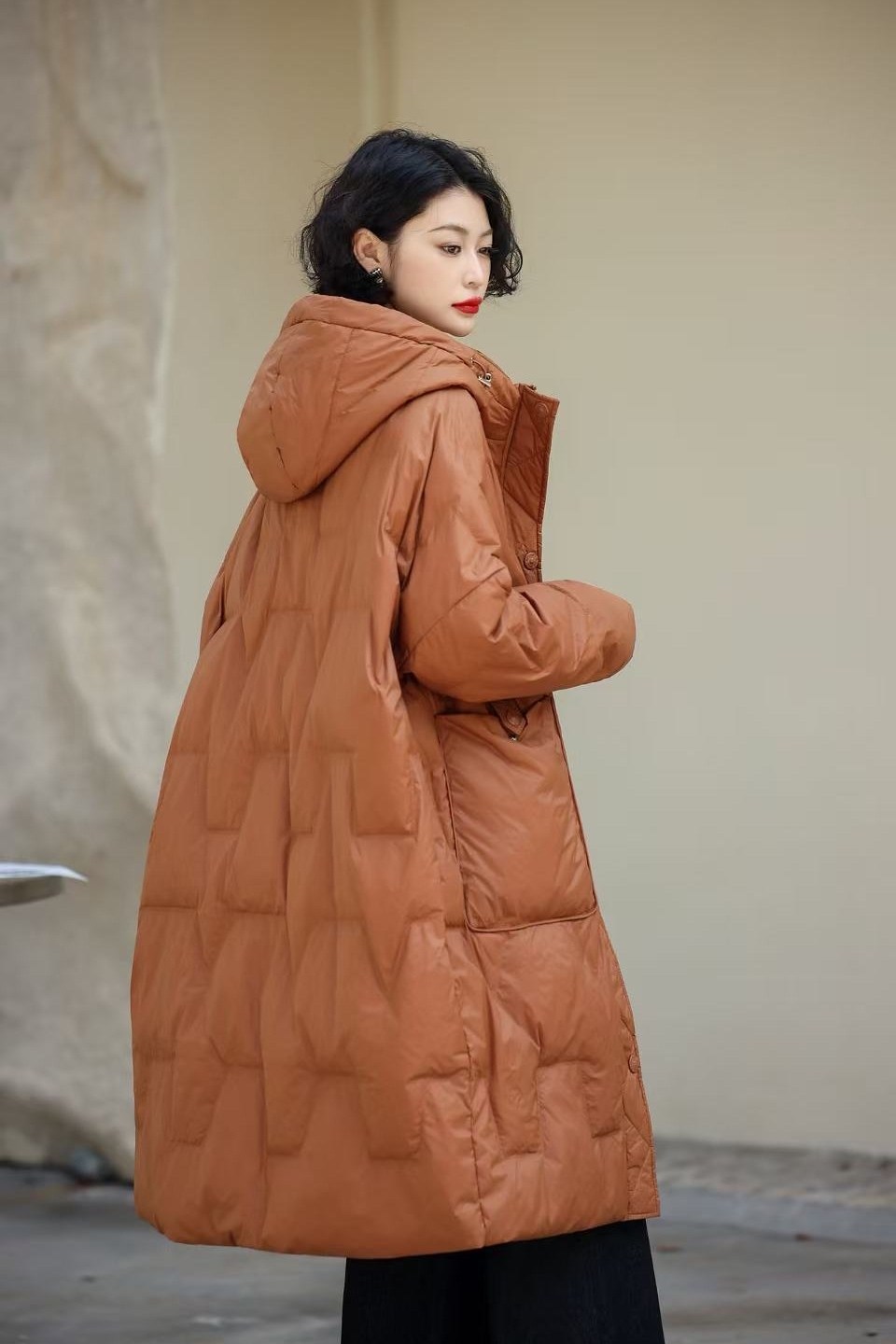 женская длинная куртка на белом утином пуху,пуховик оверсайз,женский свободный пуховик на утином пуху,женская длинная куртка на белом утином пуху с капюшоном,женский пуховик средней длины с капюшоном