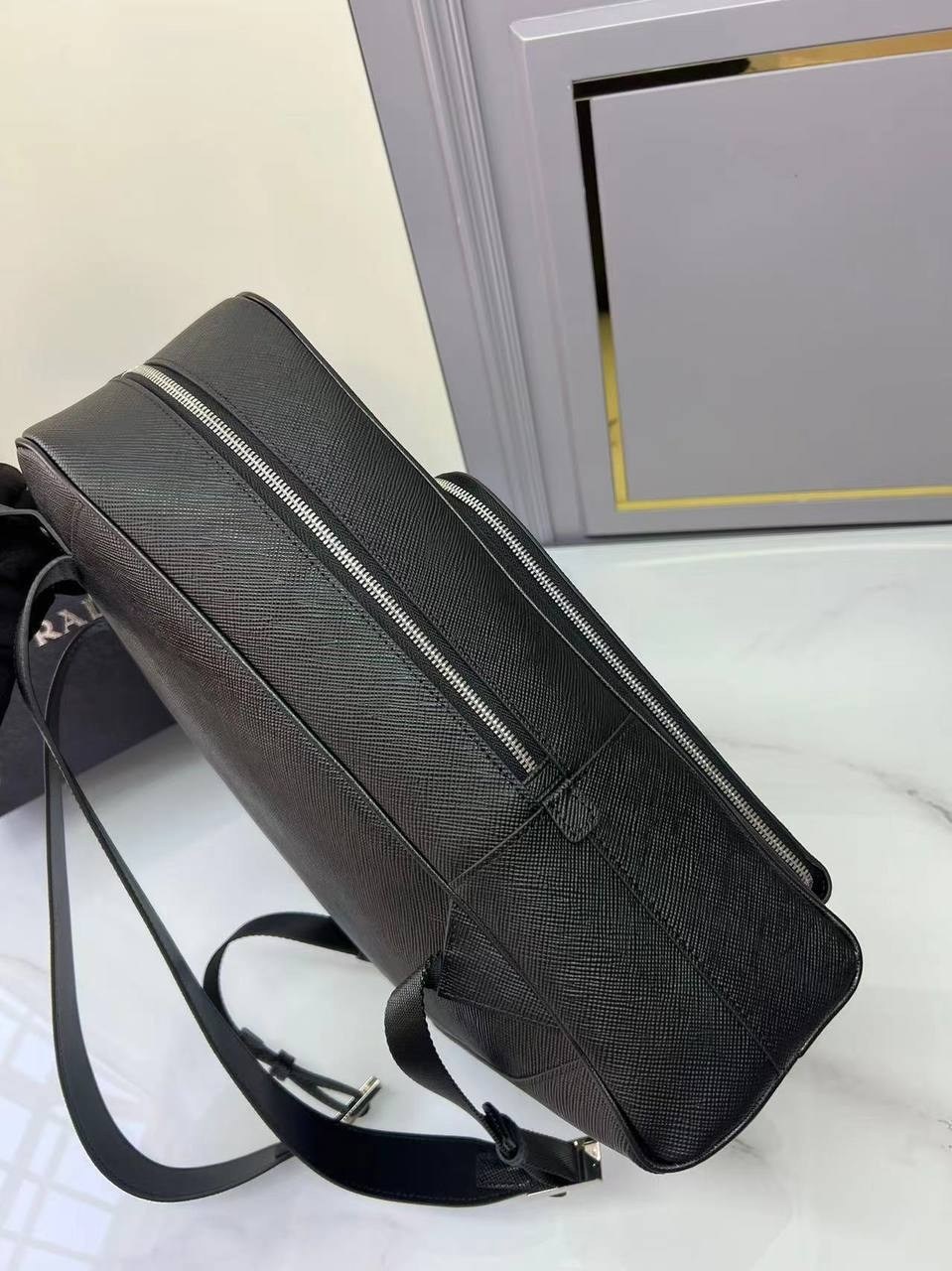 рюкзак из сафьяновой кожи prada,prada рюкзак из сафьяновой кожи с логотипом черный,рюкзак prada,сумка prada мужская,prada рюкзак prada