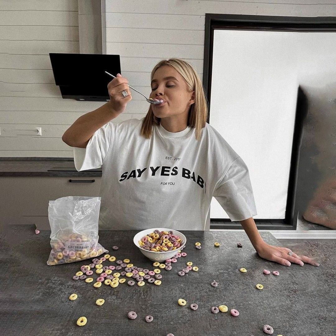 девушка,белая оверсайз футболка,простая девушка,футболка оверсайз женская,футболки оверсайз с принтами