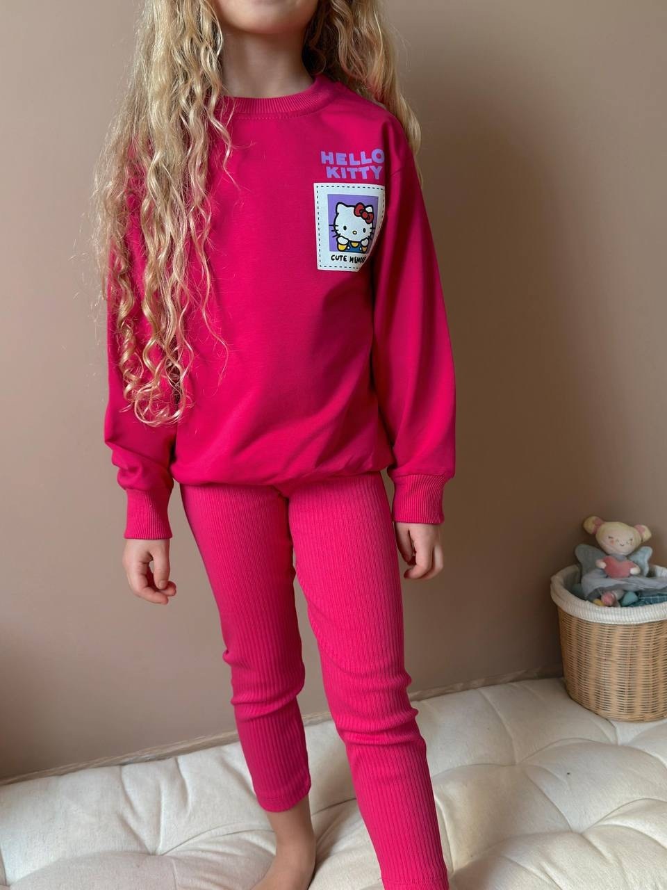 розовый свитшот oversize с принтом hello kitty для девочки,розовый свитшот с принтом hello kitty gloria jeans,кофта хелло китти,розовый свитшот с принтом hello kitty для девочки,кофта кити