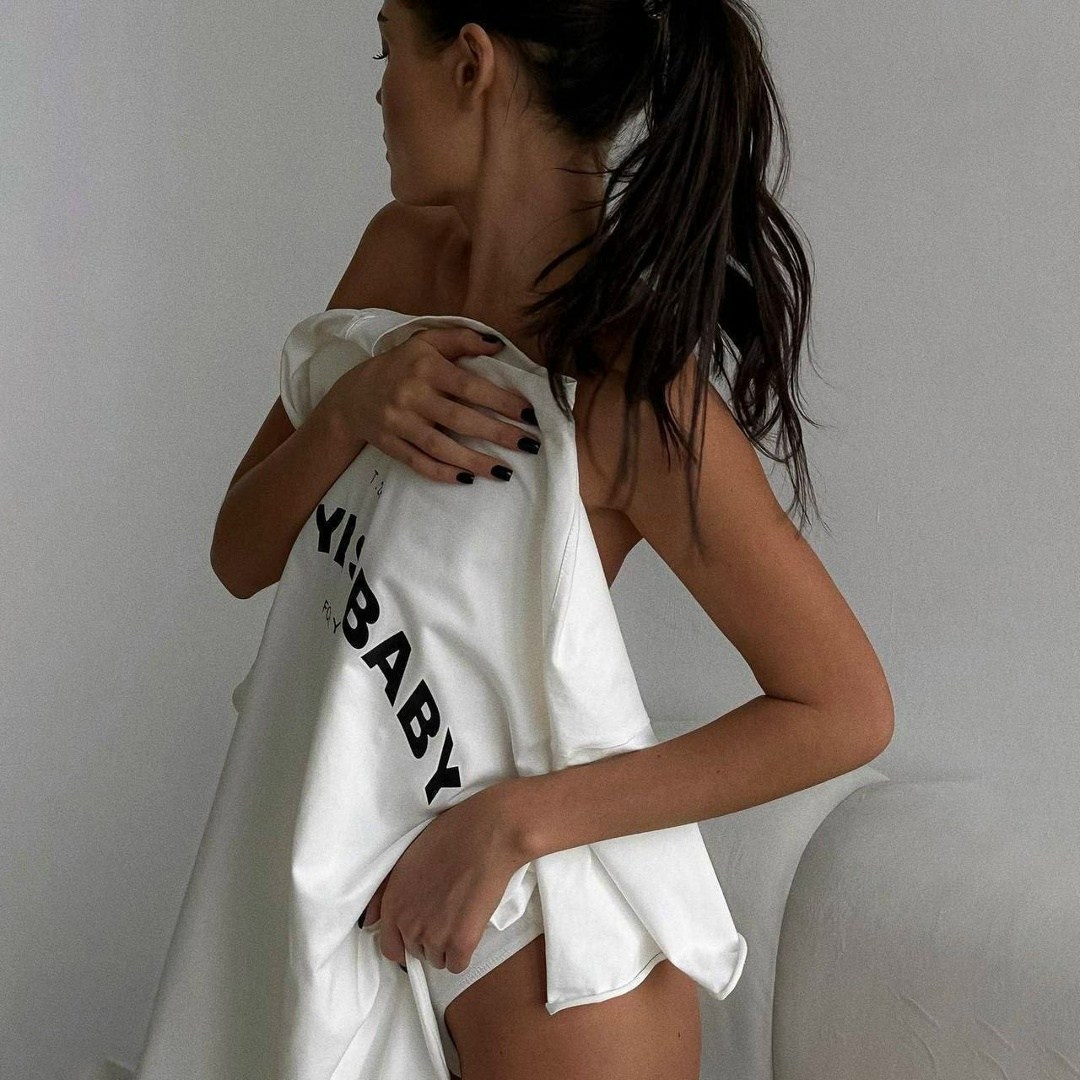 девушка,белая оверсайз футболка,простая девушка,футболка оверсайз женская,футболки оверсайз с принтами