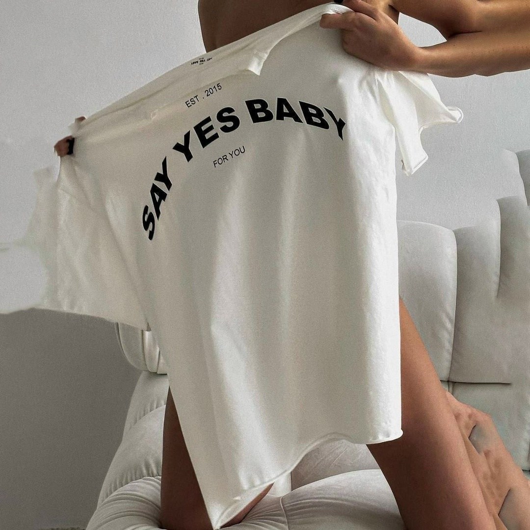 девушка,белая оверсайз футболка,простая девушка,футболка оверсайз женская,футболки оверсайз с принтами