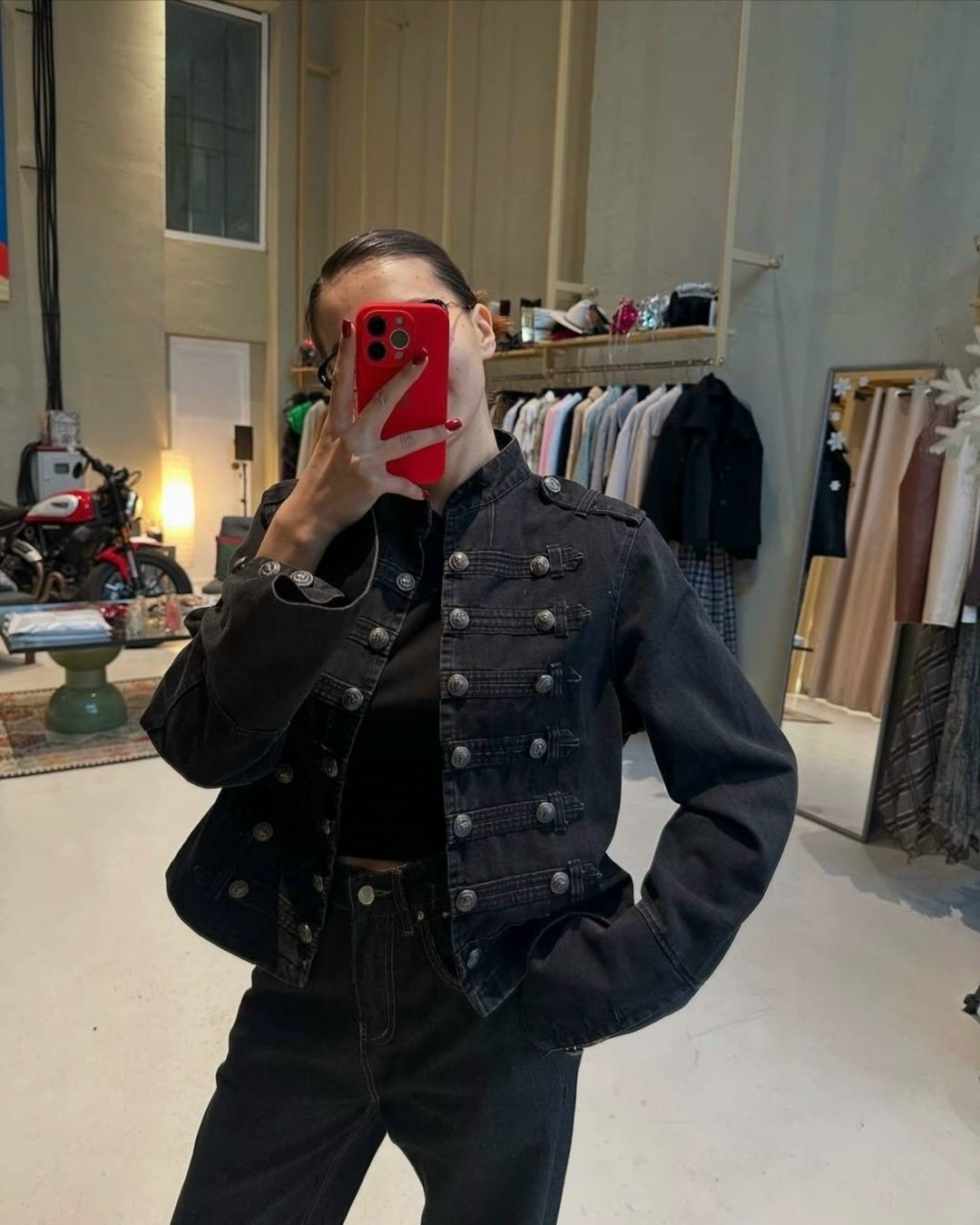 джинсовая куртка,джинсовая куртка женская,куртка женская модная,женская двубортная куртка в стиле милитари,короткая куртка