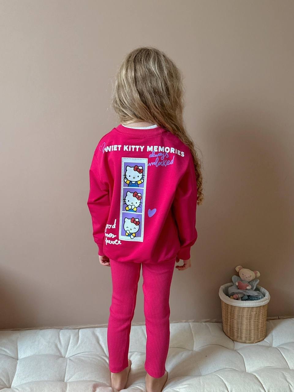 розовый свитшот oversize с принтом hello kitty для девочки,розовый свитшот с принтом hello kitty gloria jeans,кофта хелло китти,розовый свитшот с принтом hello kitty для девочки,кофта кити