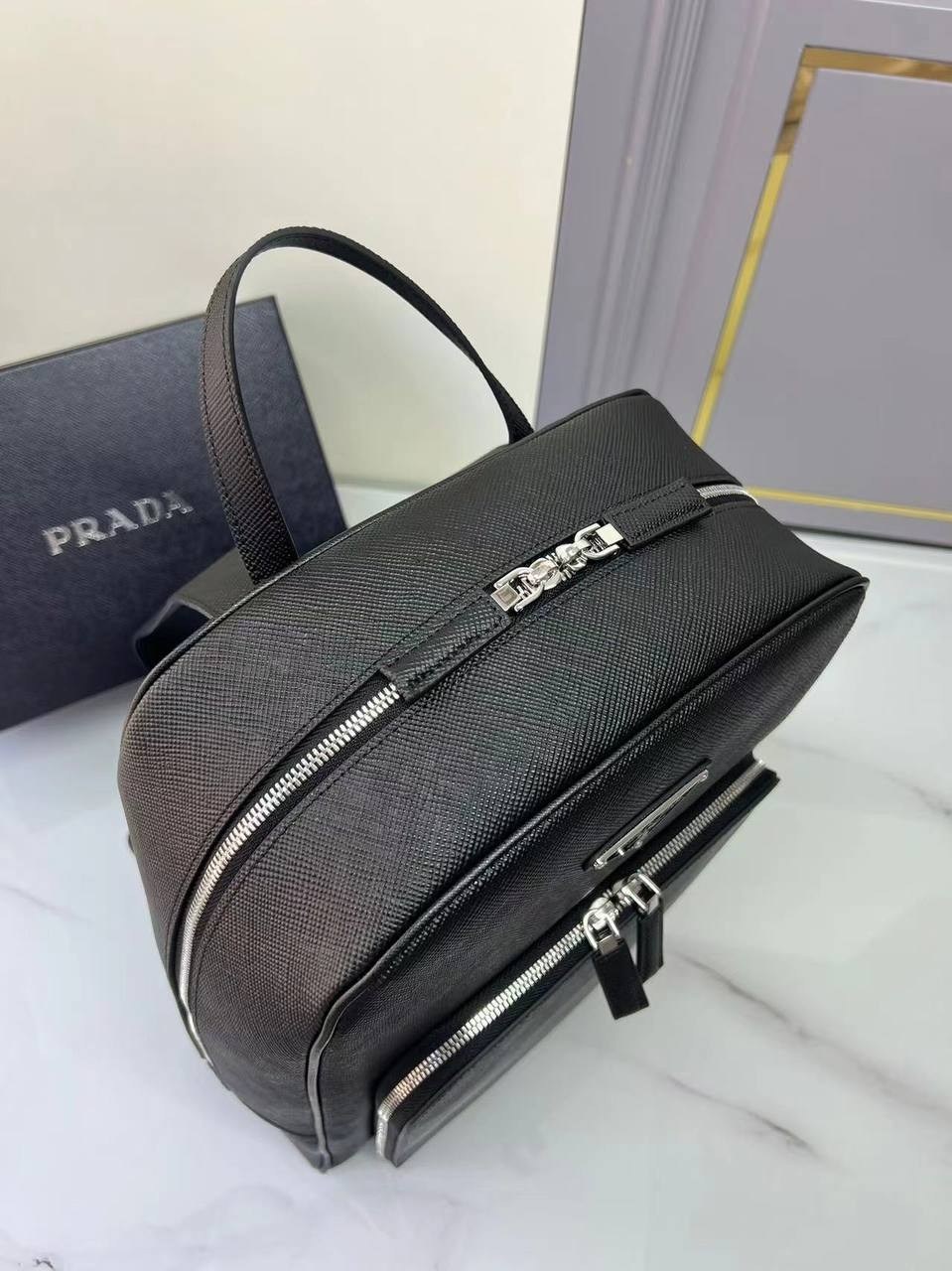 рюкзак из сафьяновой кожи prada,prada рюкзак из сафьяновой кожи с логотипом черный,рюкзак prada,сумка prada мужская,prada рюкзак prada