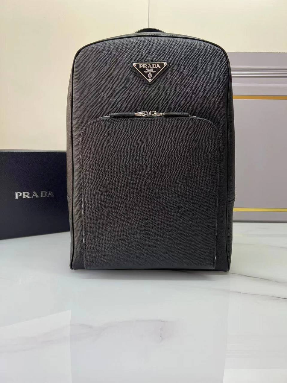 рюкзак из сафьяновой кожи prada,prada рюкзак из сафьяновой кожи с логотипом черный,рюкзак prada,сумка prada мужская,prada рюкзак prada