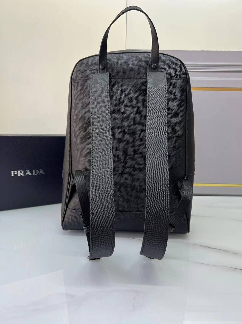 рюкзак из сафьяновой кожи prada,prada рюкзак из сафьяновой кожи с логотипом черный,рюкзак prada,сумка prada мужская,prada рюкзак prada