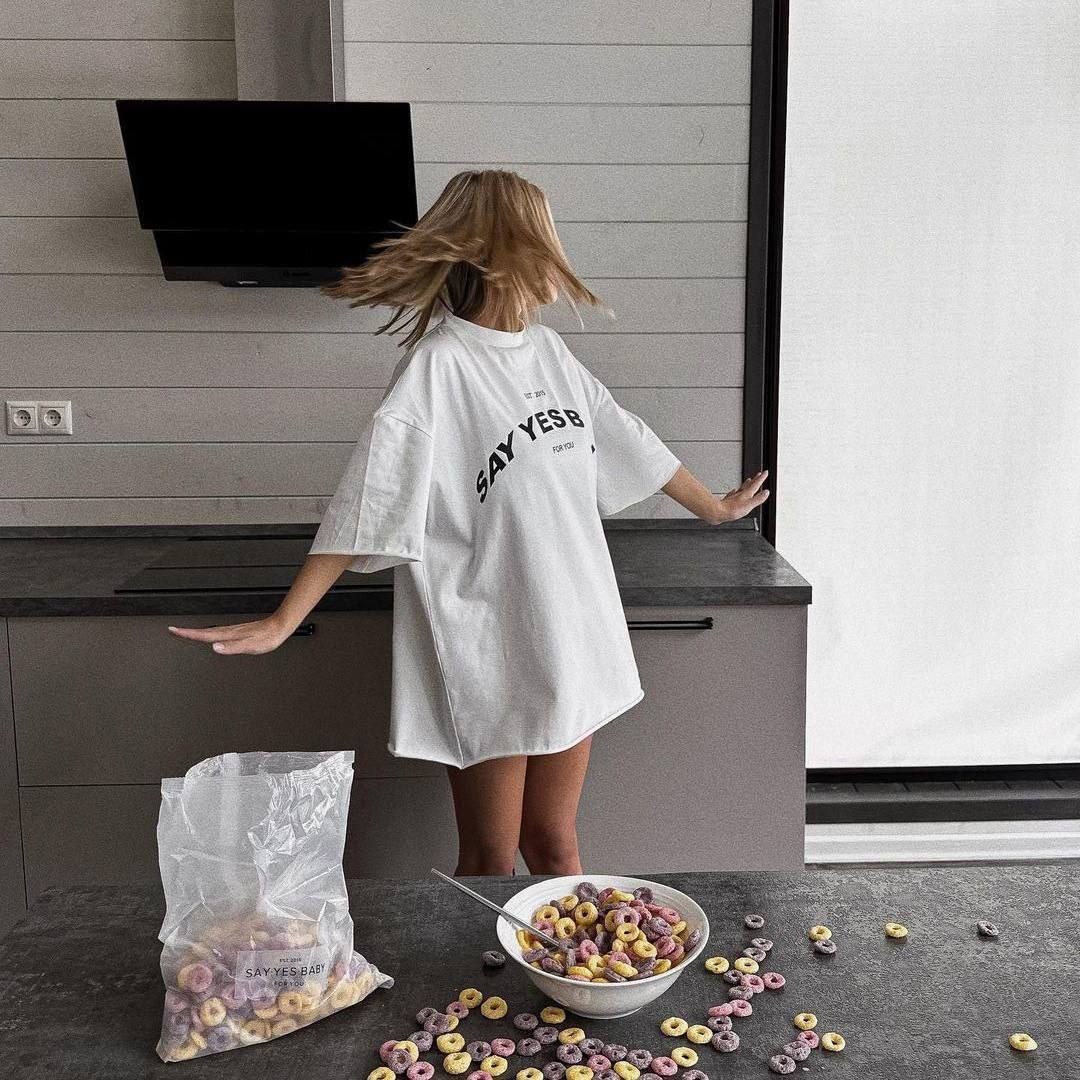 девушка,белая оверсайз футболка,простая девушка,футболка оверсайз женская,футболки оверсайз с принтами