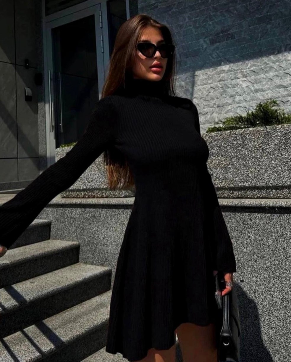расклешенное черное платье с длинными рукавами,платье черное,короткое черное платье с длинным рукавом,трикотажное платье,стильное платье