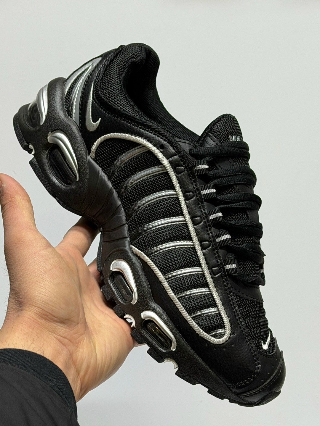 кроссовки nike air max tailwind iv,nike air max tailwind 4 black and silver,nike air max tailwind 4 black silver aq2567 003,nike air max tailwind 4 black,кроссовки nike air max tailwind 4