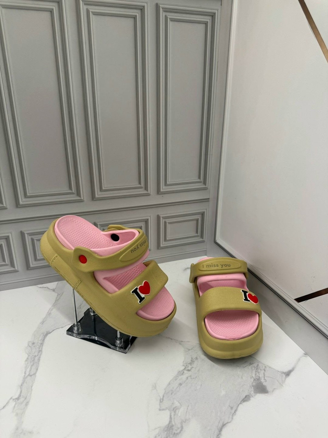 ,женские шлепанцы,модные сандалии,шлепки женские,шлепки prada