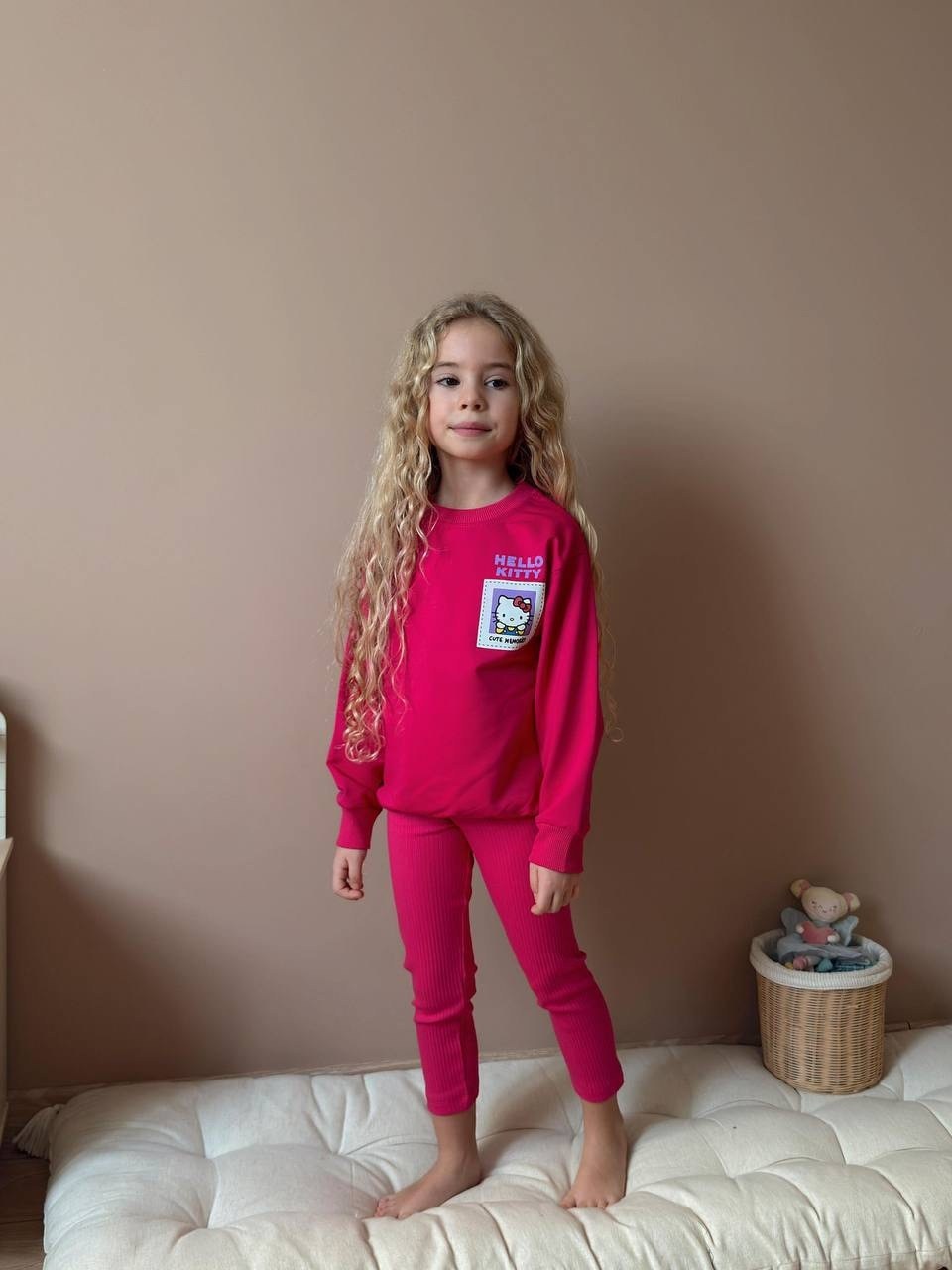 розовый свитшот oversize с принтом hello kitty для девочки,розовый свитшот с принтом hello kitty gloria jeans,кофта хелло китти,розовый свитшот с принтом hello kitty для девочки,кофта кити