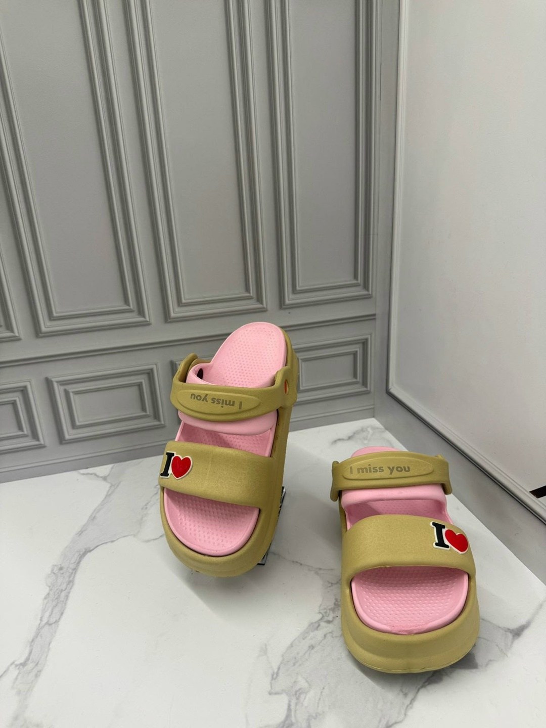 ,женские шлепанцы,модные сандалии,шлепки женские,шлепки prada