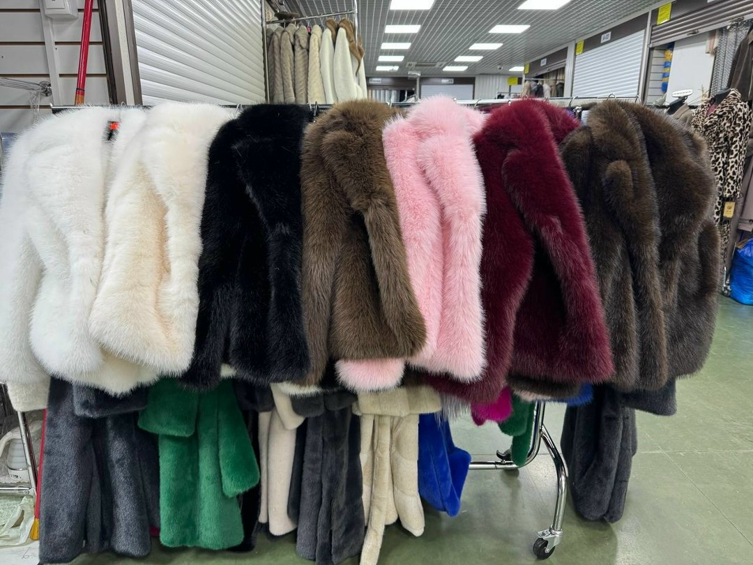 розовая шуба из искусственного меха,шубка розовая,розовая шуба,модное женское пальто из розового лисьего меха,розовое пальто