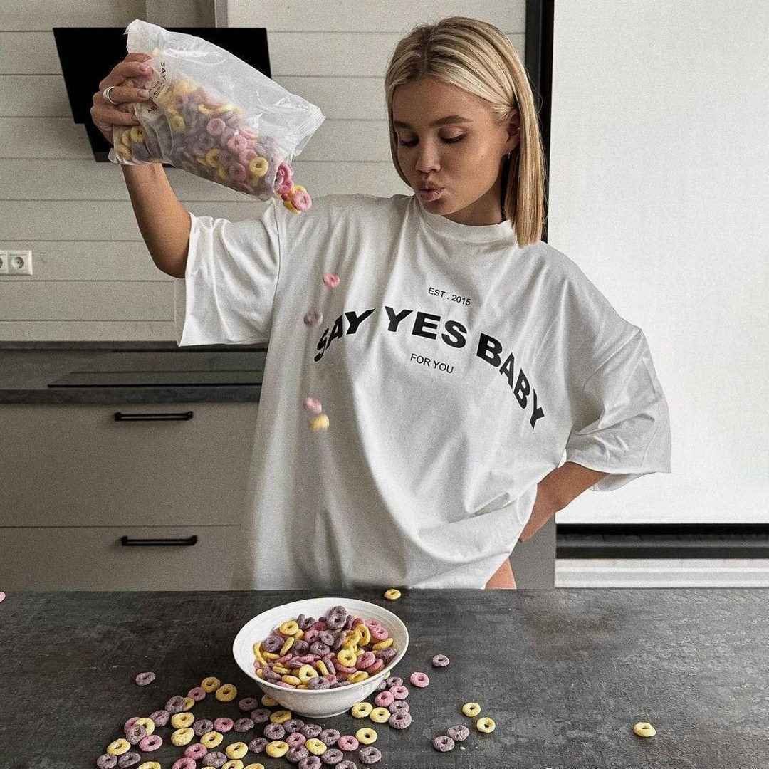 девушка,белая оверсайз футболка,простая девушка,футболка оверсайз женская,футболки оверсайз с принтами