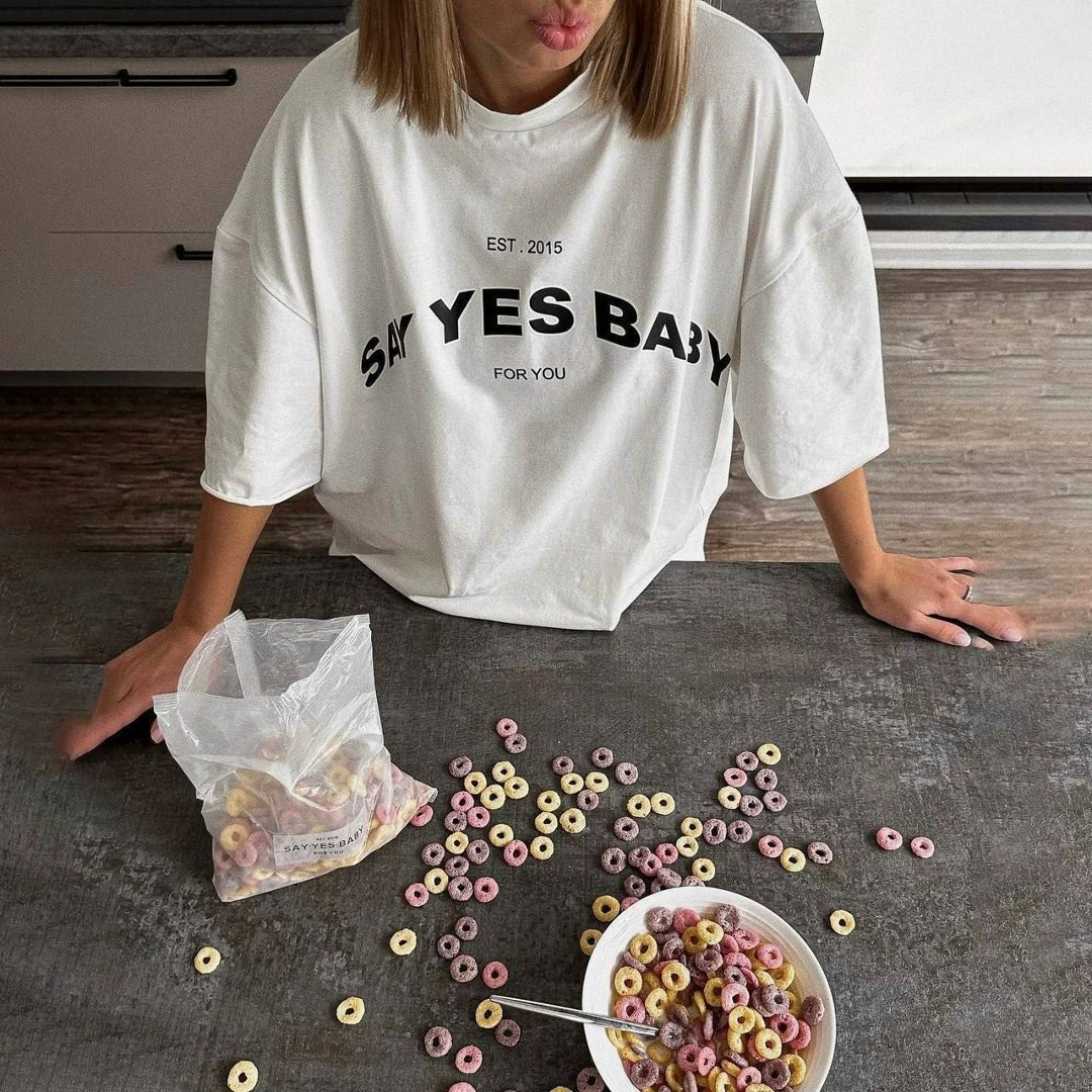 девушка,белая оверсайз футболка,простая девушка,футболка оверсайз женская,футболки оверсайз с принтами