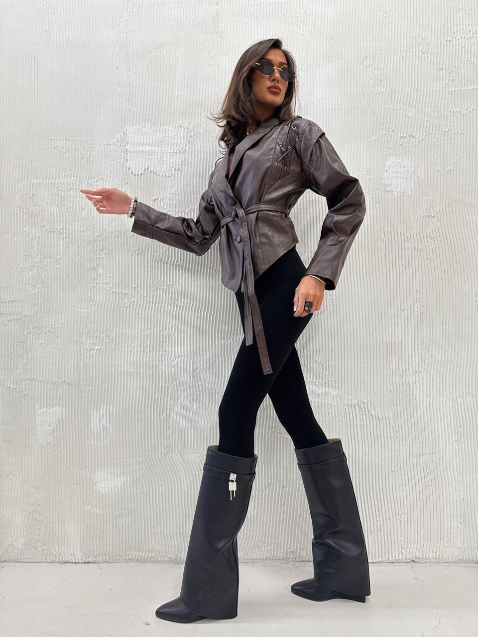 женская кожаная куртка,косуха куртка кожаная с поясом chauzi,кожаная куртка,куртка женская кожаная косуха от бренда melix clo,женская куртка из экокожи