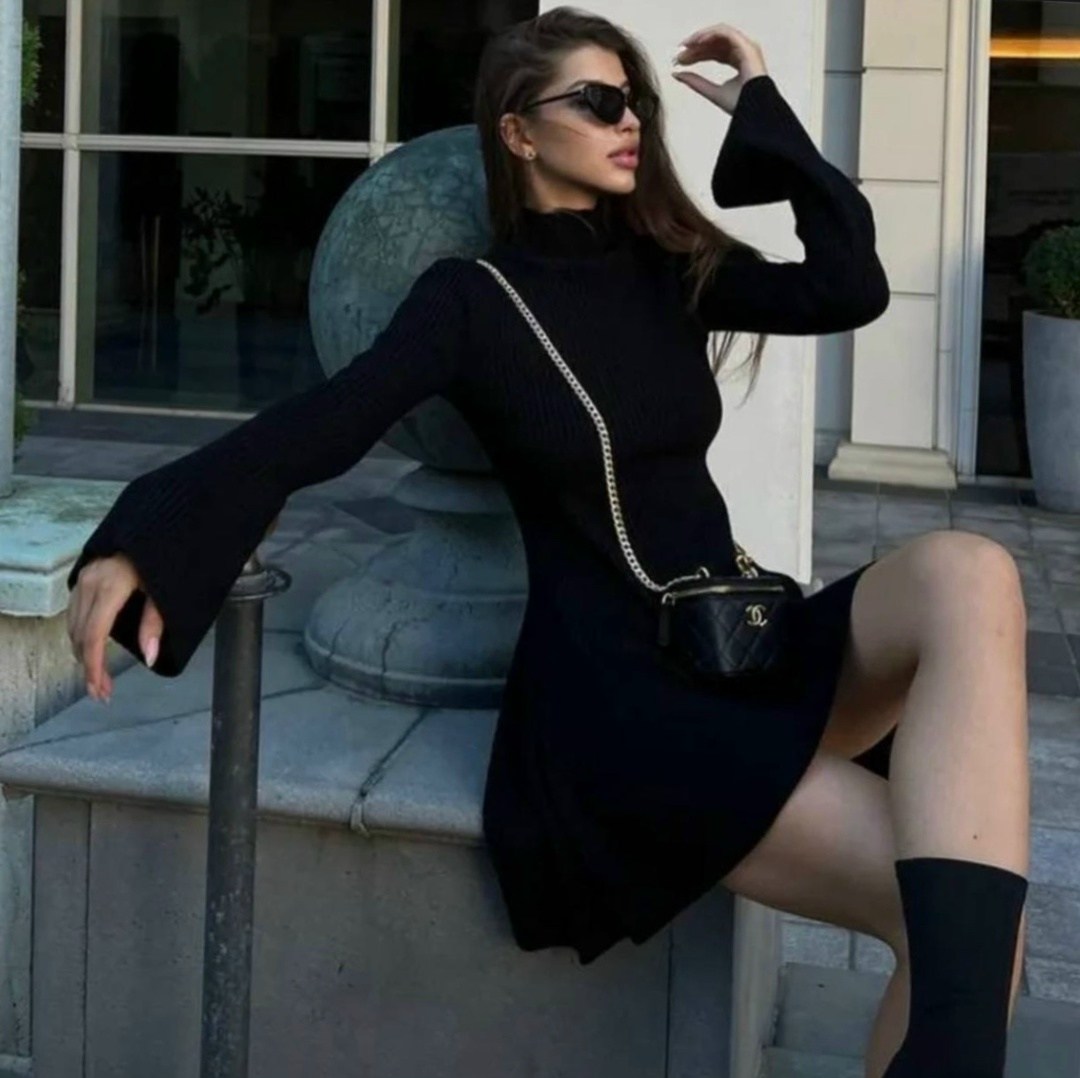 расклешенное черное платье с длинными рукавами,платье черное,короткое черное платье с длинным рукавом,трикотажное платье,стильное платье