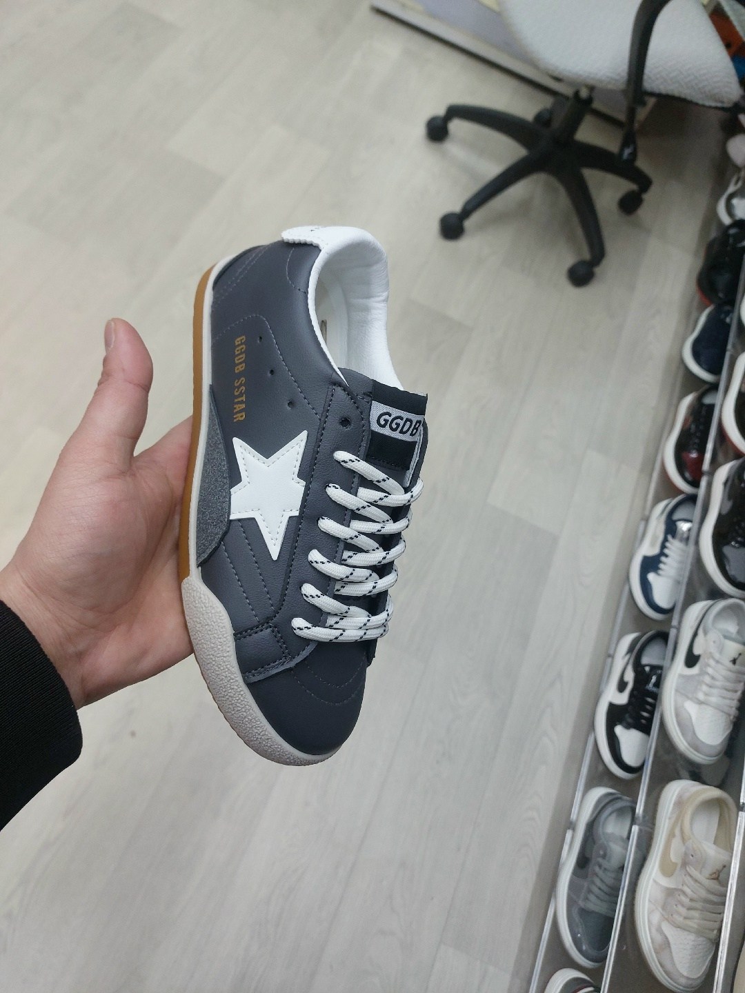 golden goose кеды baskets superstar с блестками серый,кеды зимние с натуральным мехом golden goose premium shoes,golden goose кроссовки,кеды golden goose superstar,кеды golden goose
