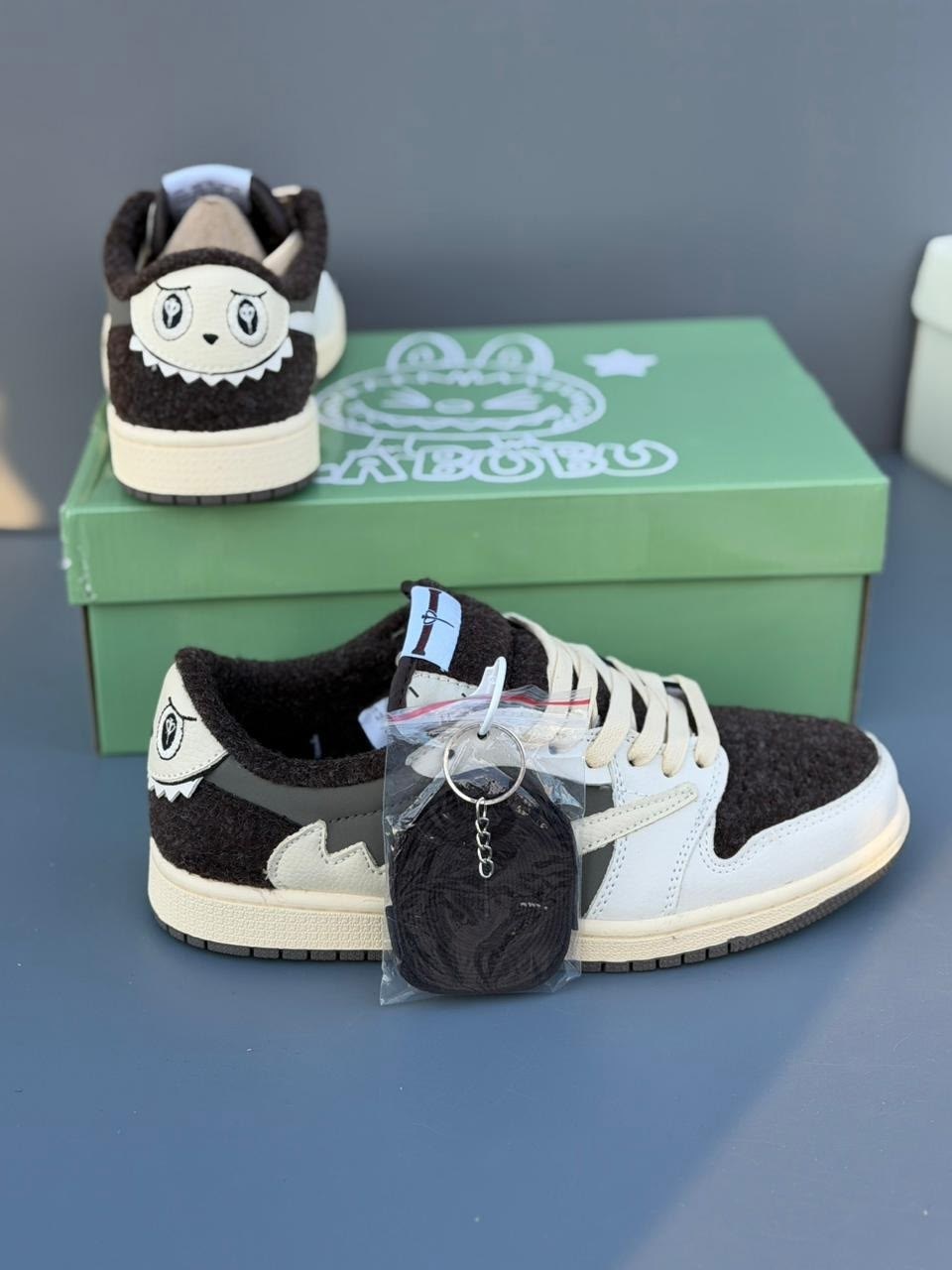 кроссовки nike air jordan 1 low x travis scott,nike air jordan 1 low travis scott,кроссовки travis scott x air jordan 1 low,nike air jordan 1 x travis scott,кроссовки air jordan 1 low og из коллаборац