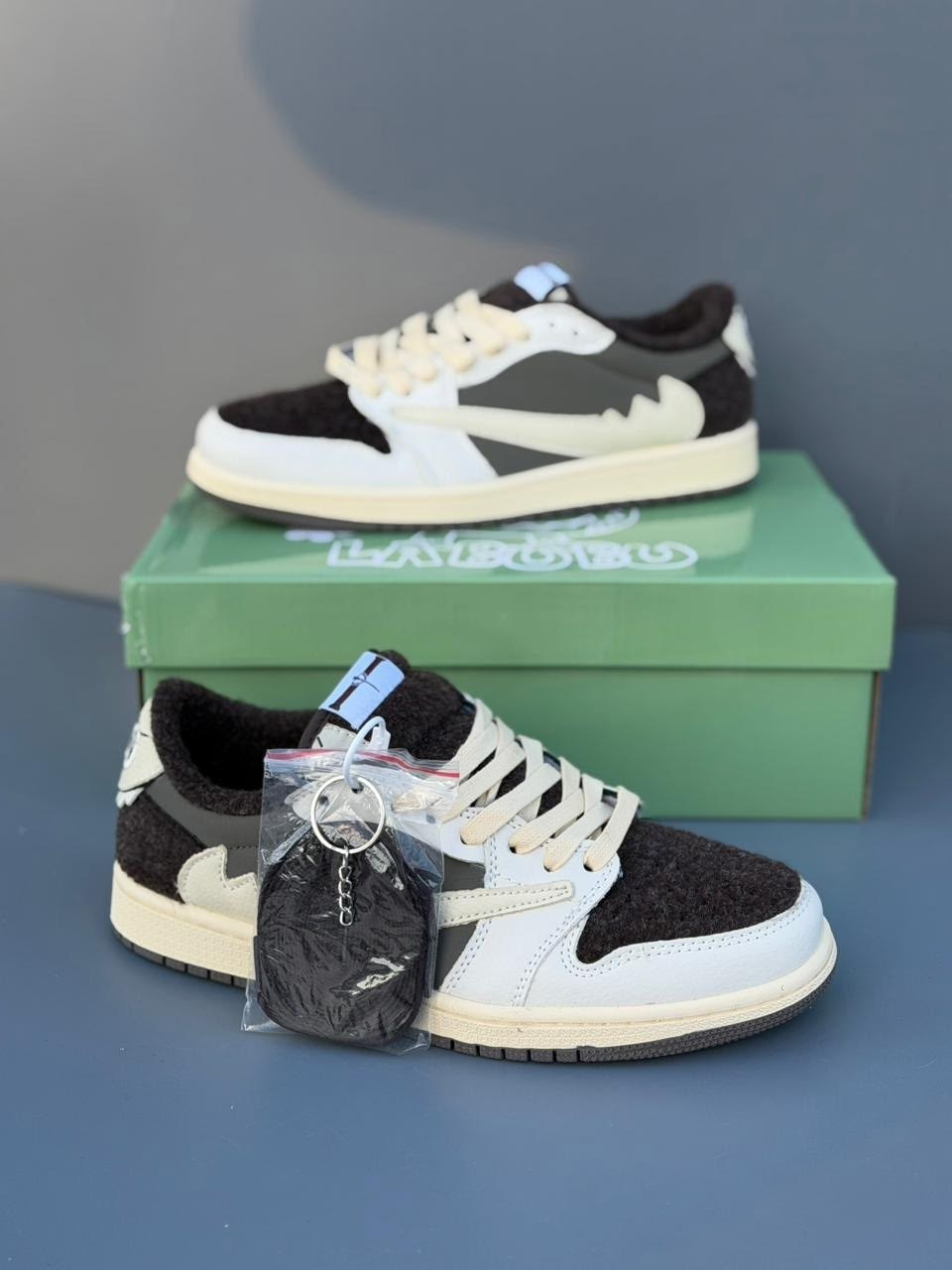 кроссовки nike air jordan 1 low x travis scott,nike air jordan 1 low travis scott,кроссовки travis scott x air jordan 1 low,nike air jordan 1 x travis scott,кроссовки air jordan 1 low og из коллаборац