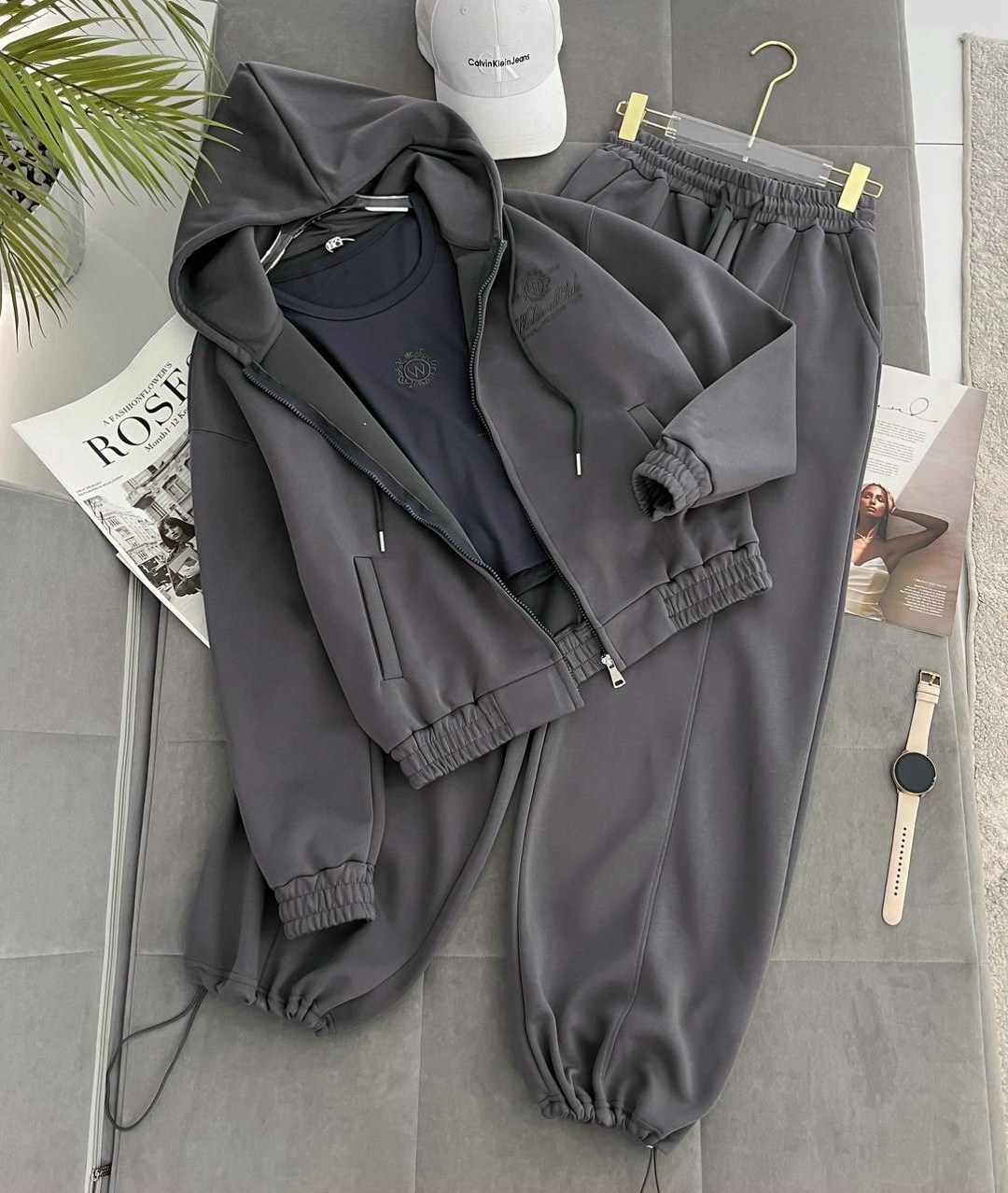 стильный спортивный костюм двойка miu miu,женский красный костюм miu miu,костюм спортивный женский,костюм женский,костюм на флисе