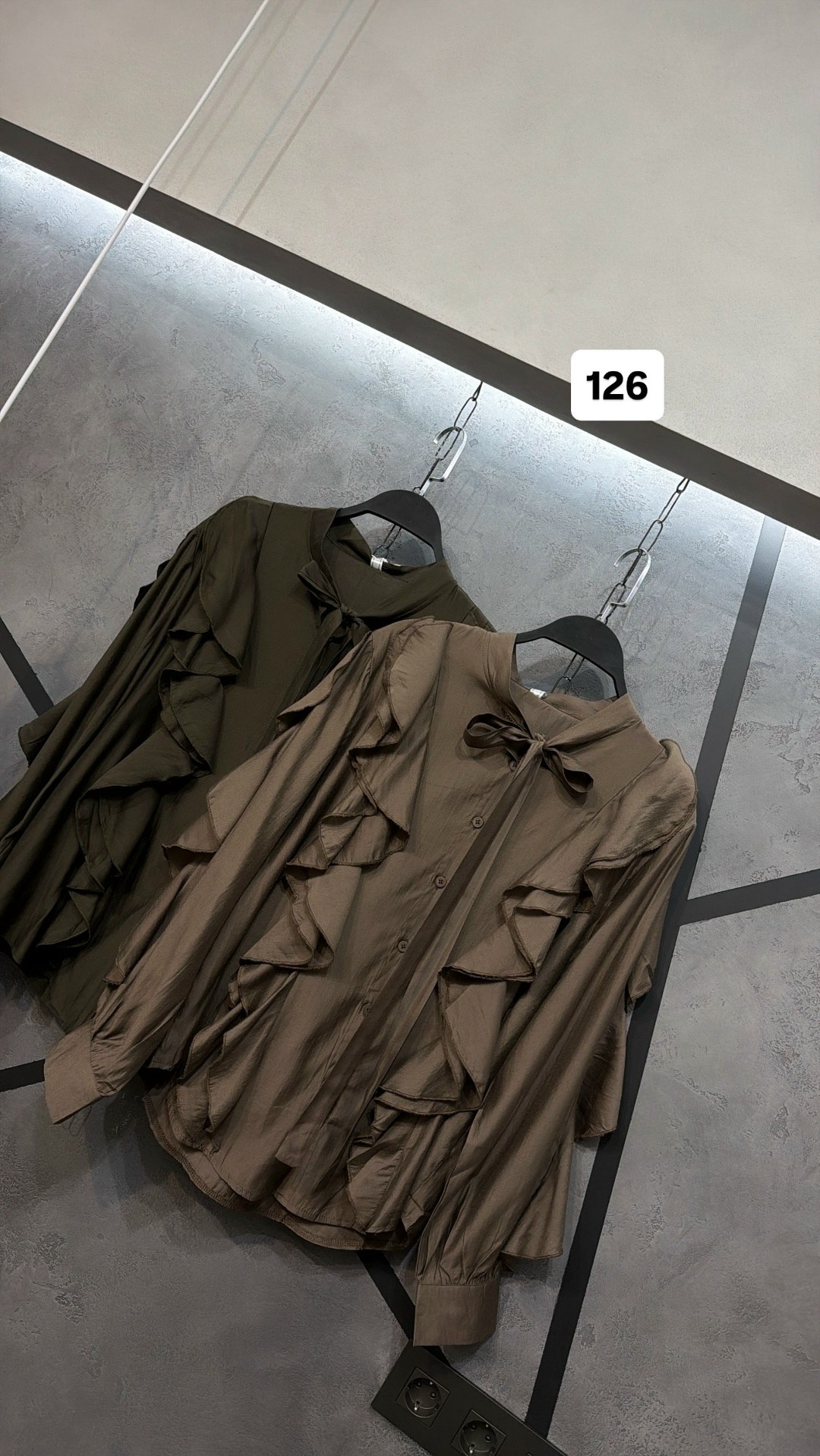 блузка с оборками,блузка стильная,блузка хаки с воланом,блуза повседневная,блузка с рюшами