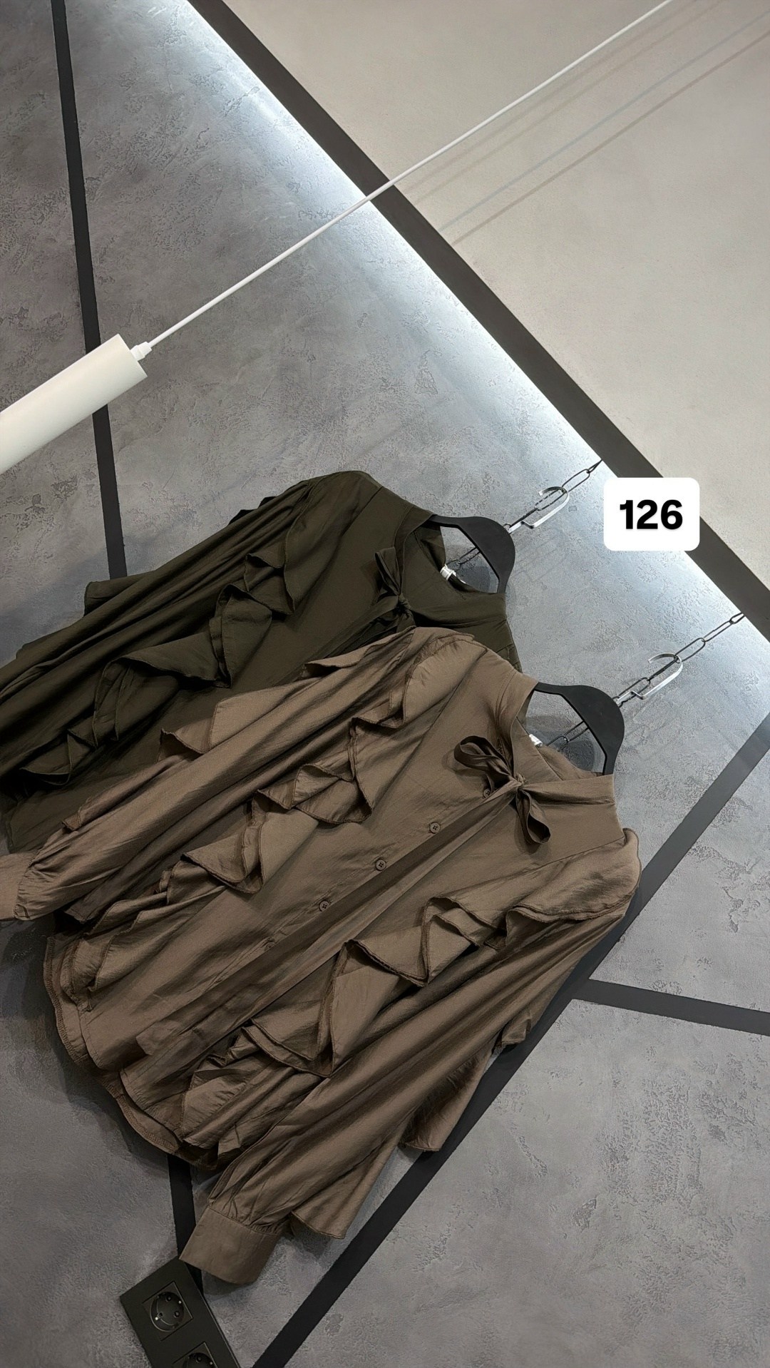 блузка с оборками,блузка стильная,блузка хаки с воланом,блуза повседневная,блузка с рюшами