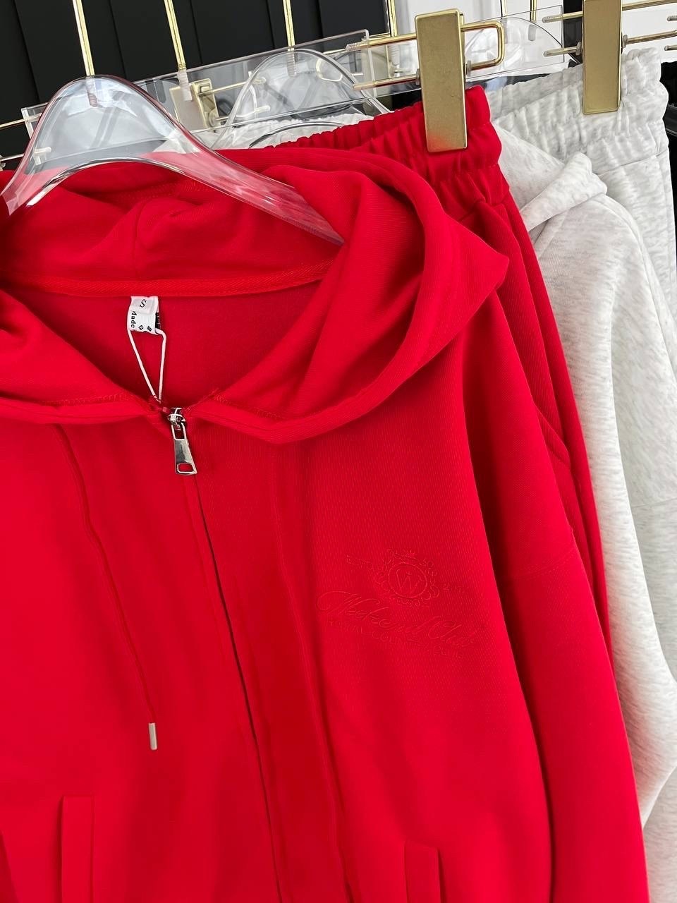 стильный спортивный костюм двойка miu miu,женский красный костюм miu miu,костюм спортивный женский,костюм женский,костюм на флисе