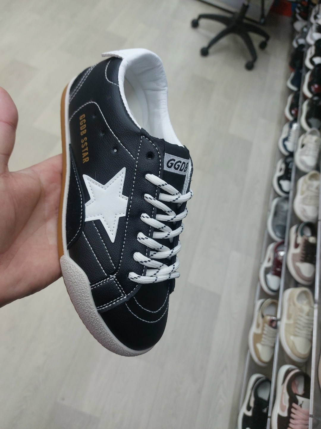 golden goose кеды baskets superstar с блестками серый,кеды зимние с натуральным мехом golden goose premium shoes,golden goose кроссовки,кеды golden goose superstar,кеды golden goose