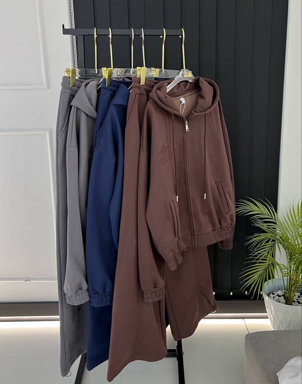 стильный спортивный костюм двойка miu miu,женский красный костюм miu miu,костюм женский,костюм повседневный,костюм спортивный женский